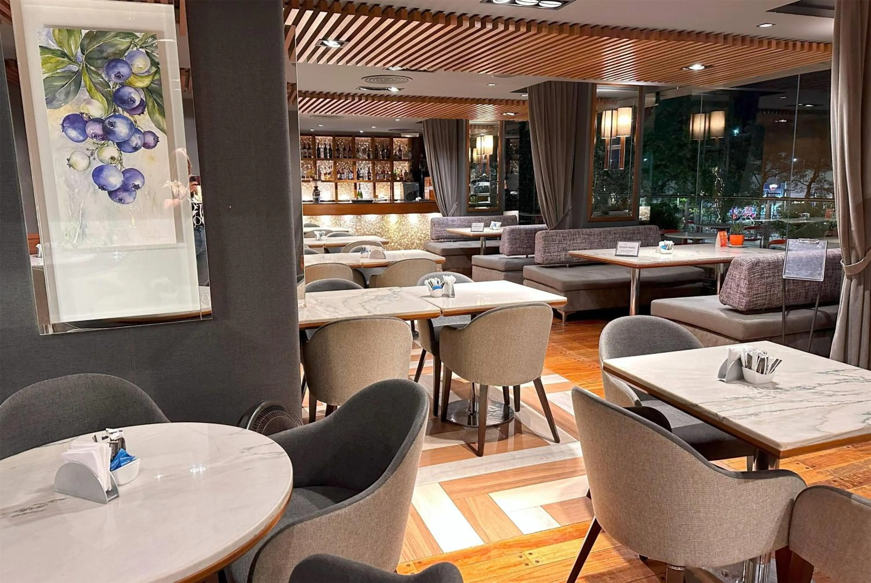 Lounge or bar in Ramada Plaza by Wyndham Tucuman