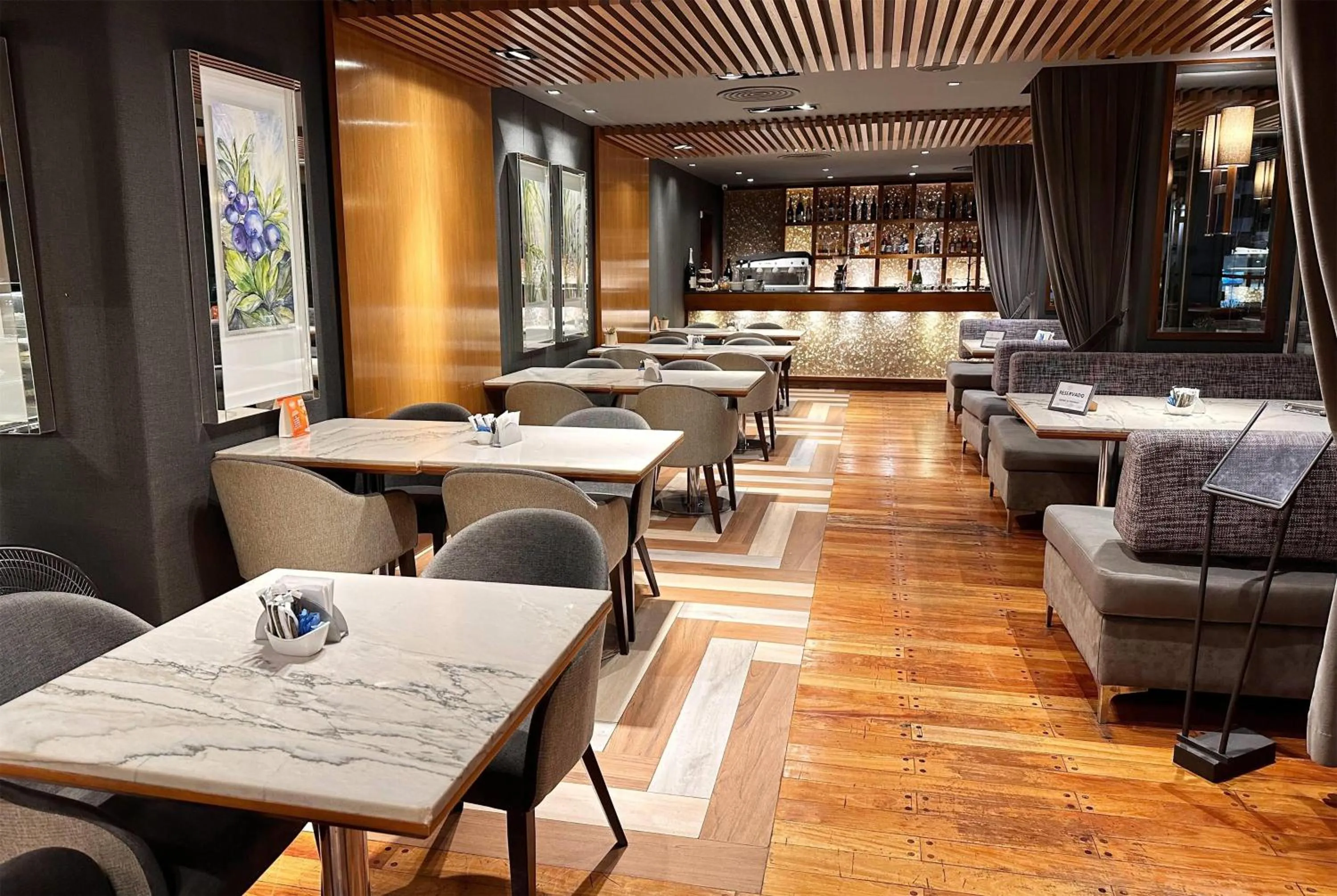 Lounge or bar in Ramada Plaza by Wyndham Tucuman