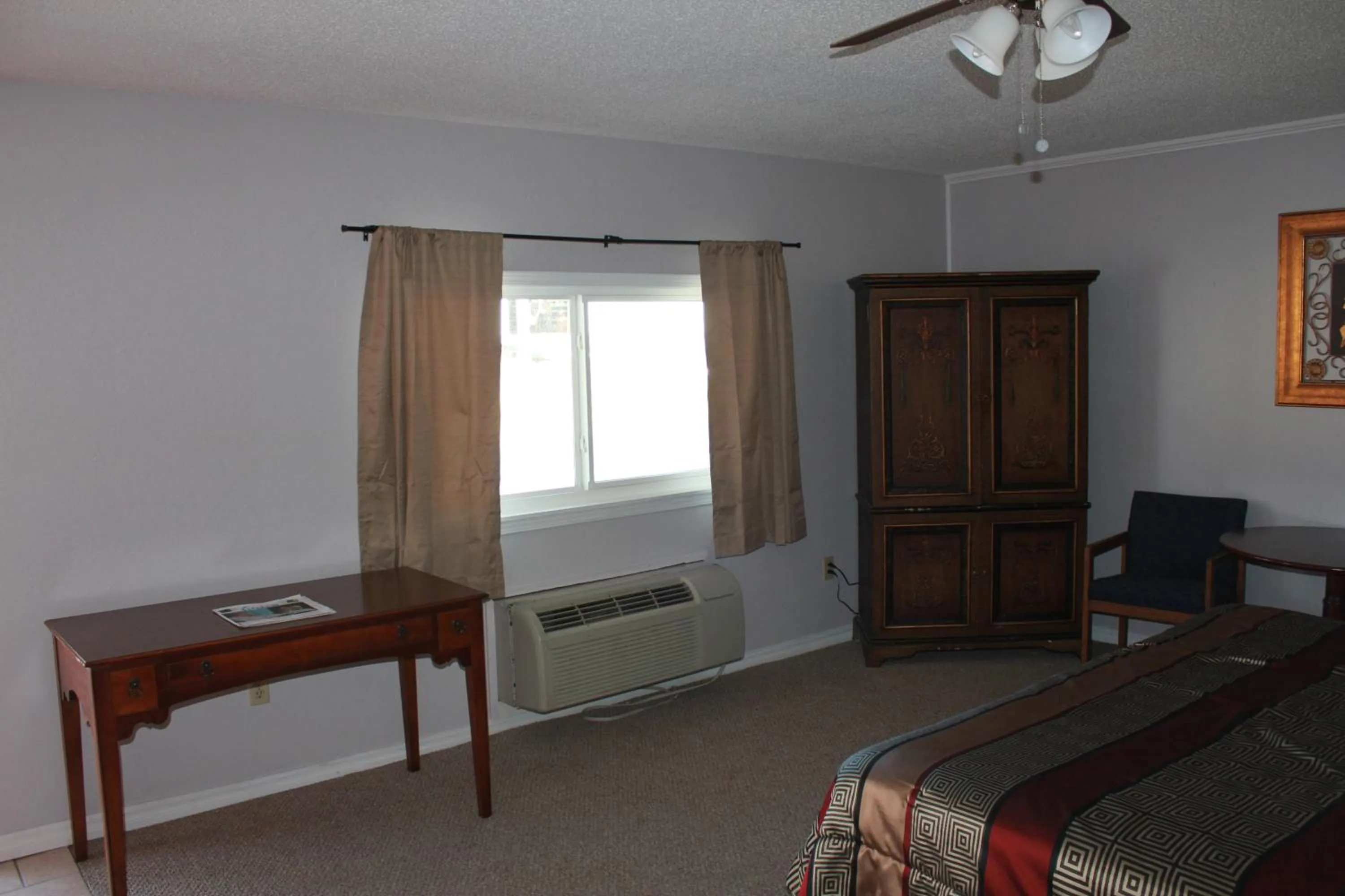 Photo of the whole room, Bed in Brydan Suites