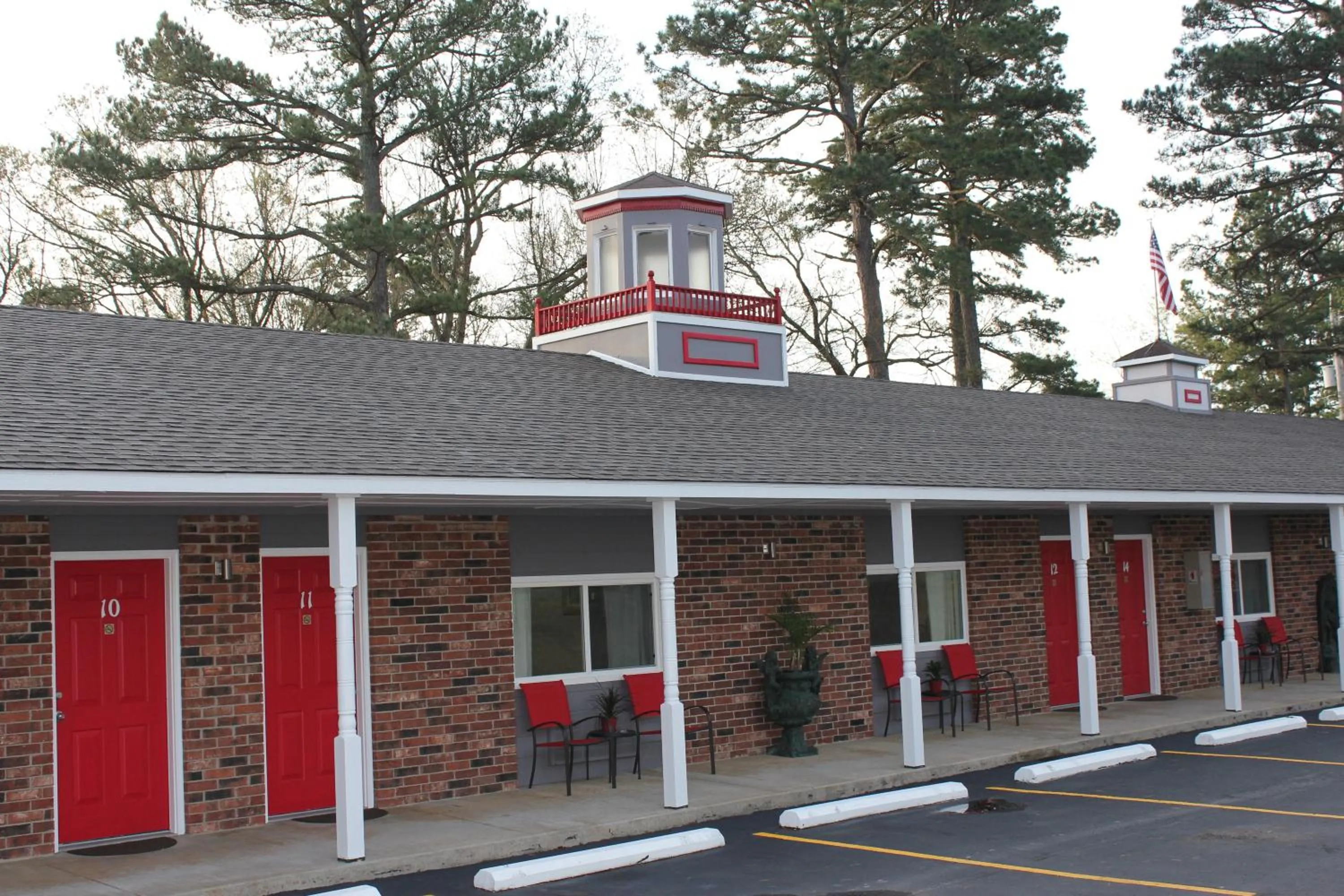 Facade/entrance in Brydan Suites