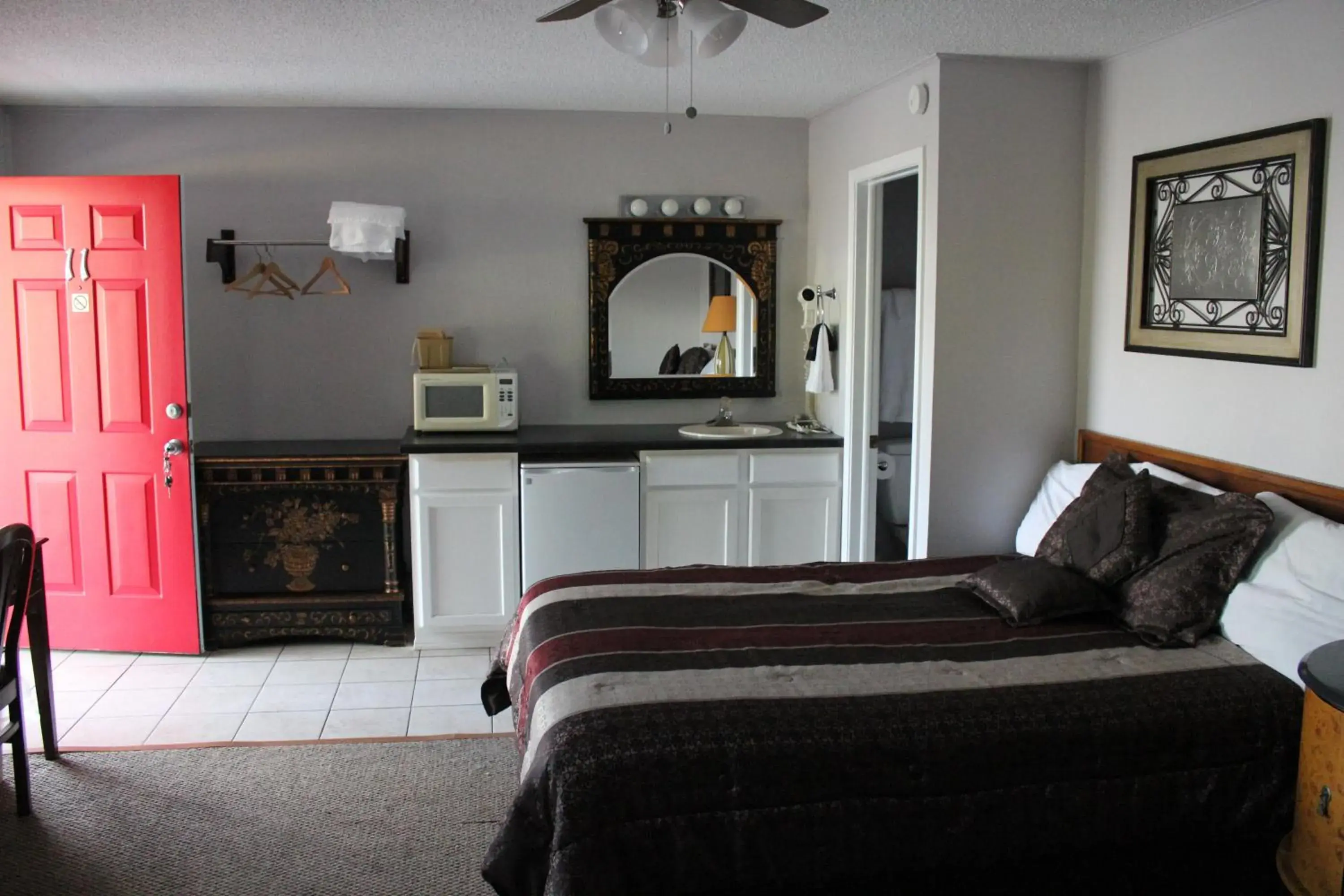 Queen Room with Two Queen Beds in Brydan Suites Queen Room with Two Queen Beds in Brydan Suites