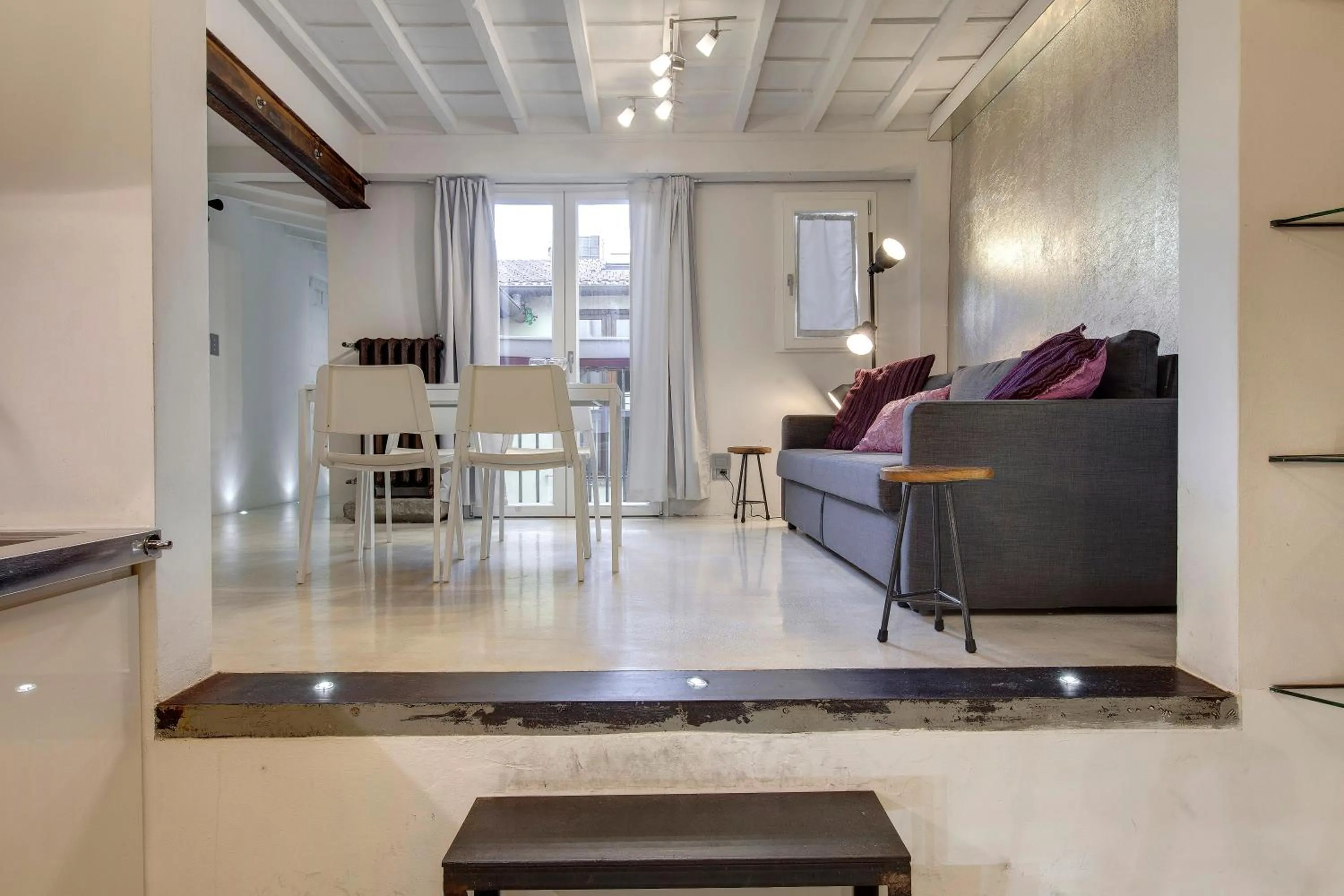 Living room in Victor Apartment by Mamo Florence