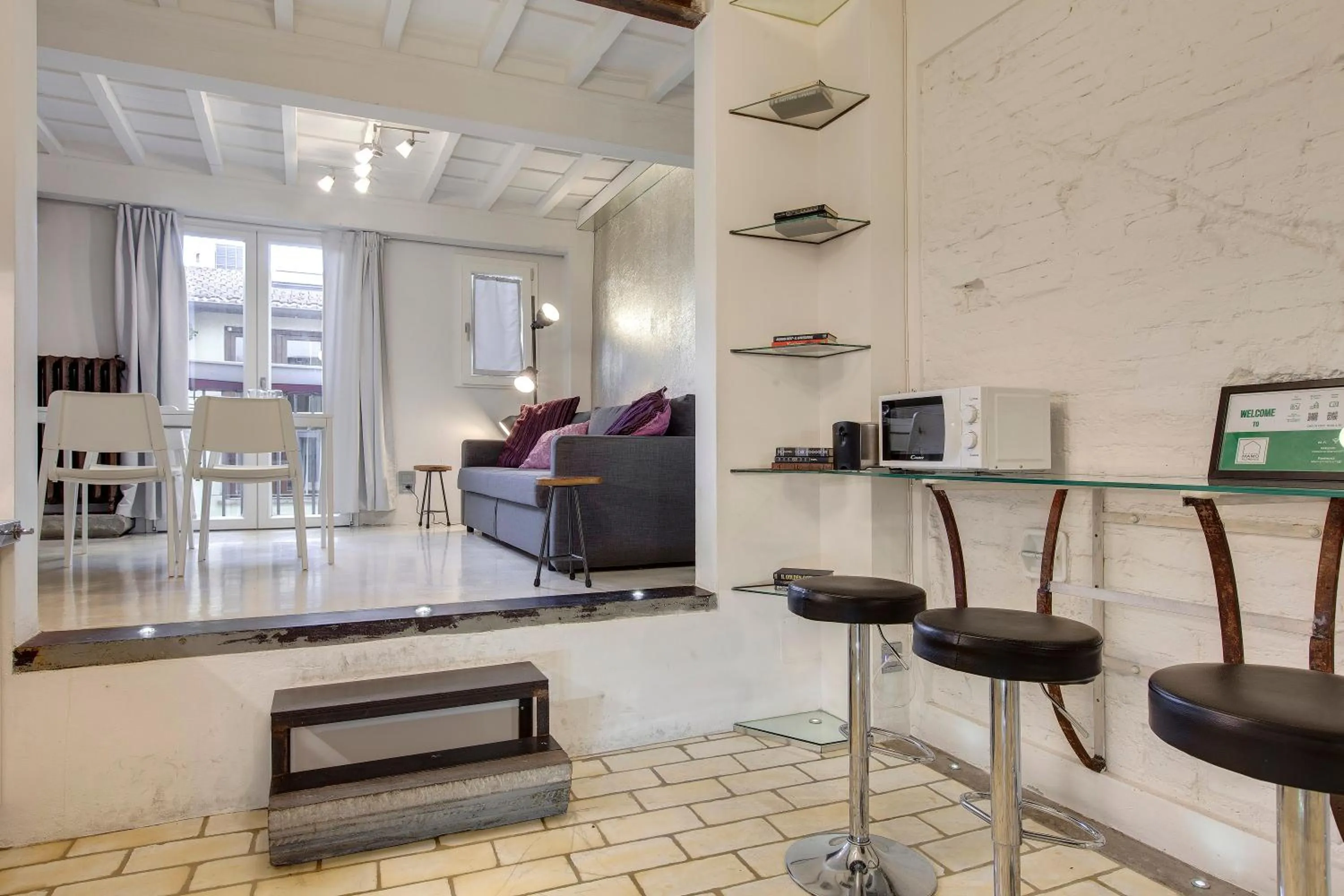 Living room in Victor Apartment by Mamo Florence