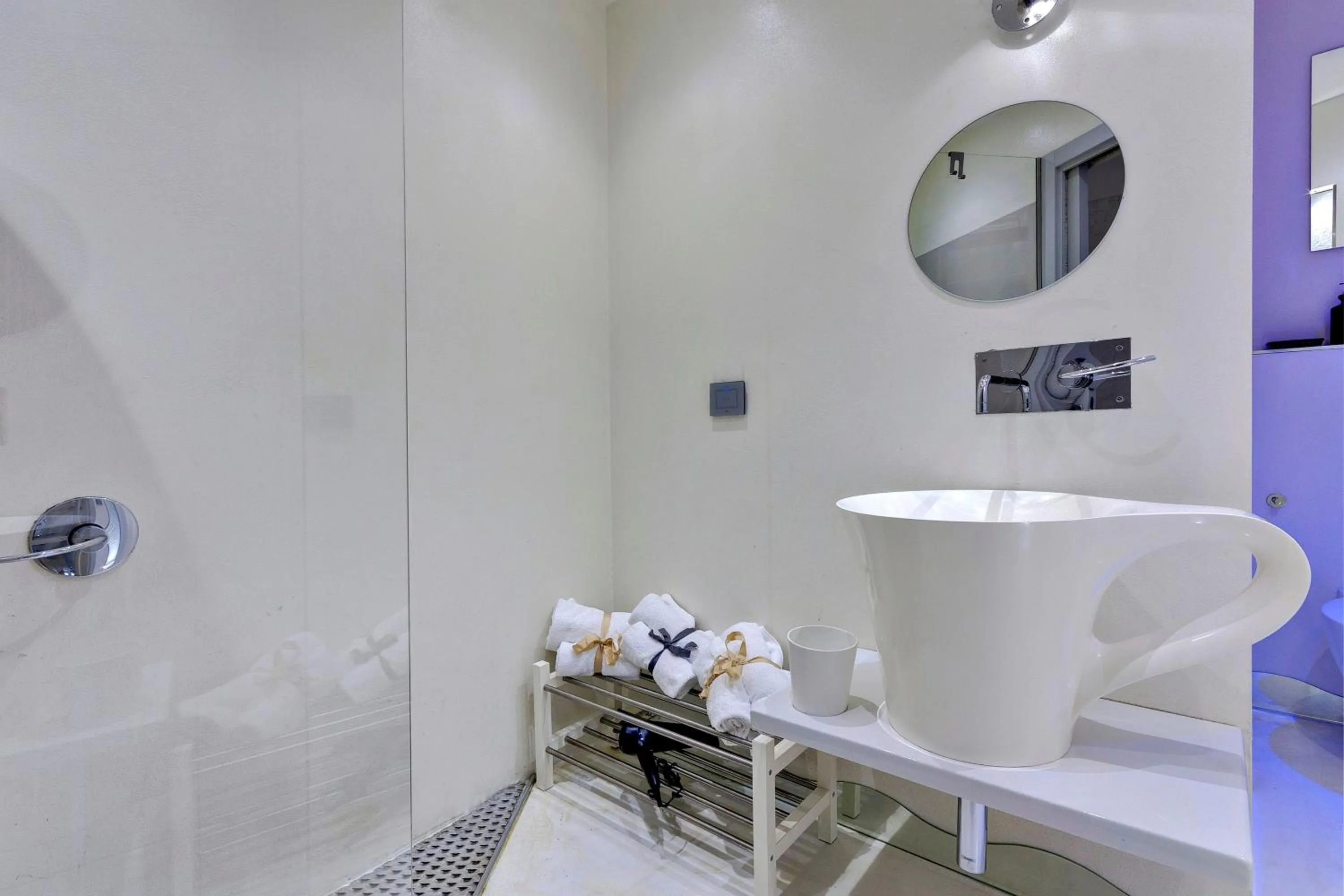 Bathroom in Victor Apartment by Mamo Florence