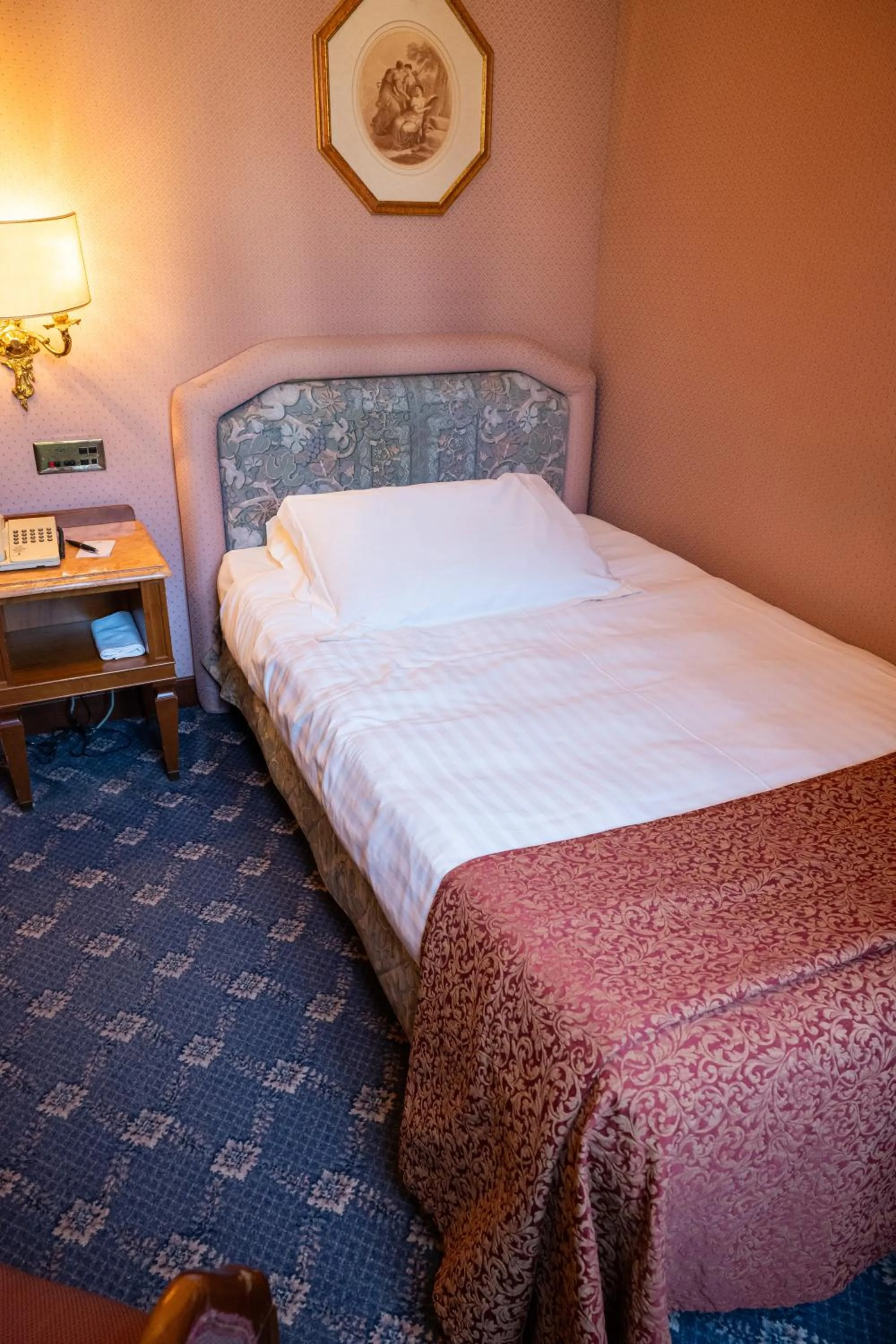 Bed in Hotel Mecenate Palace