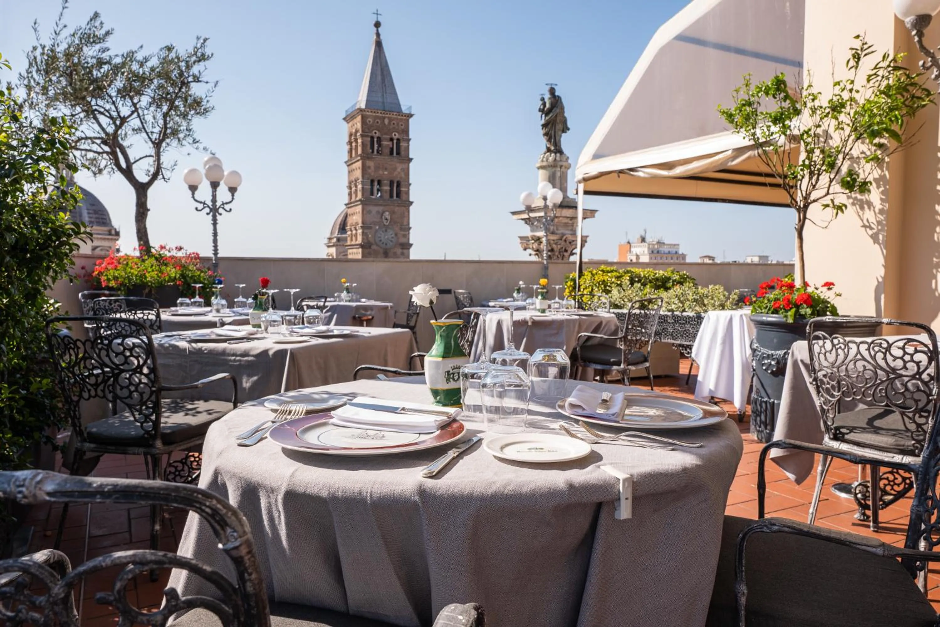 Restaurant/places to eat in Hotel Mecenate Palace