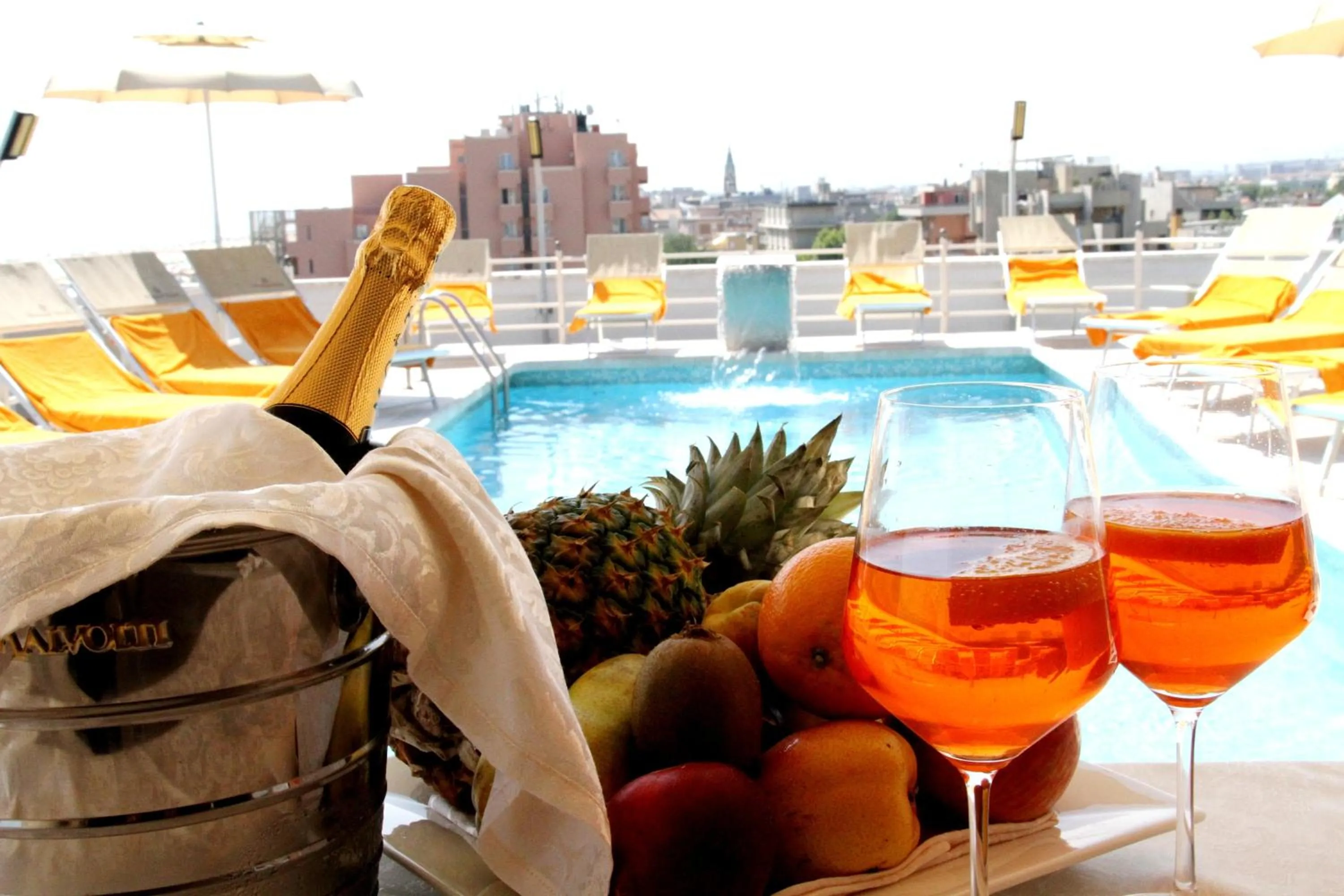 Restaurant/places to eat in Waldorf Suite Hotel