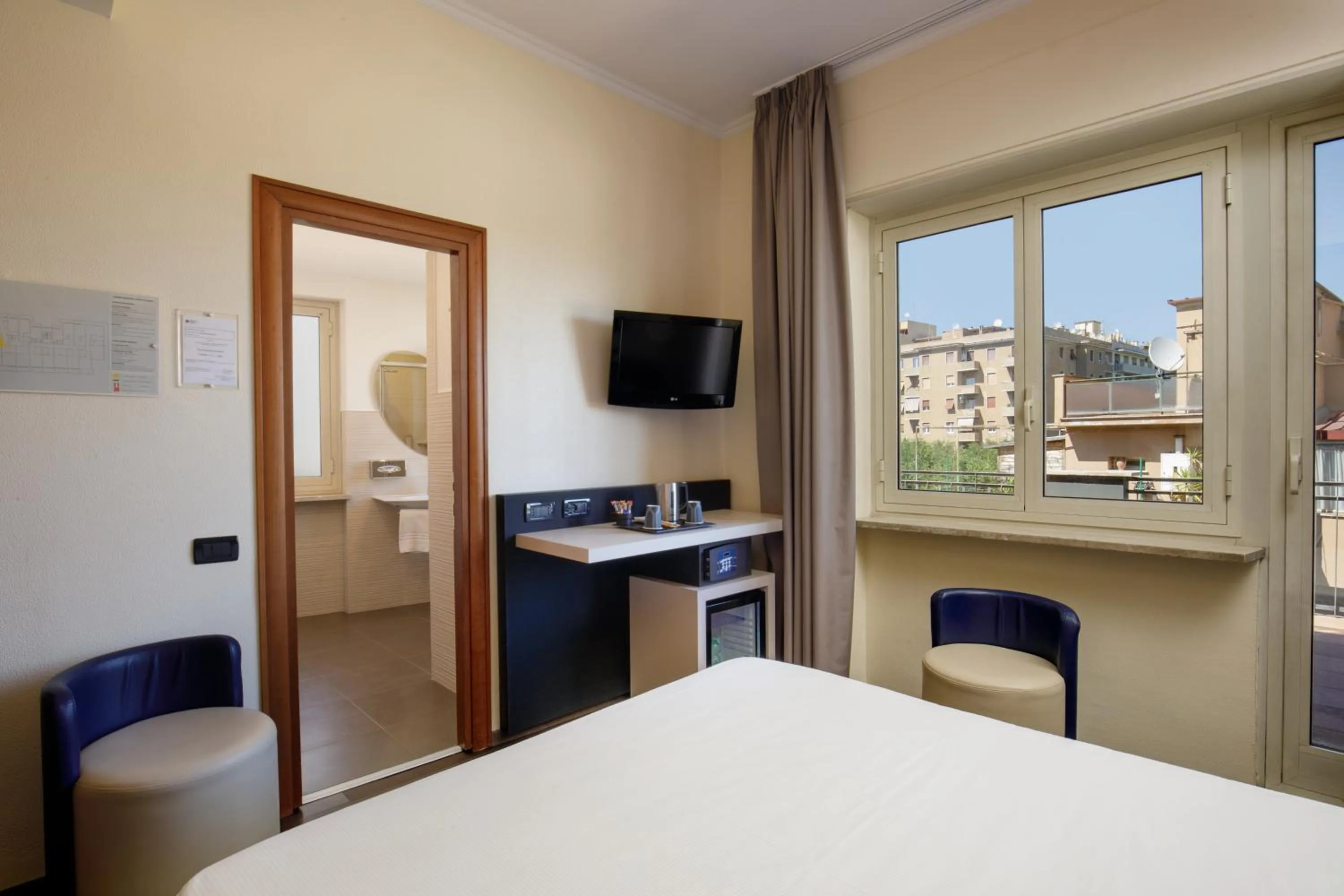 Bathroom, Bed in Best Western Hotel Globus