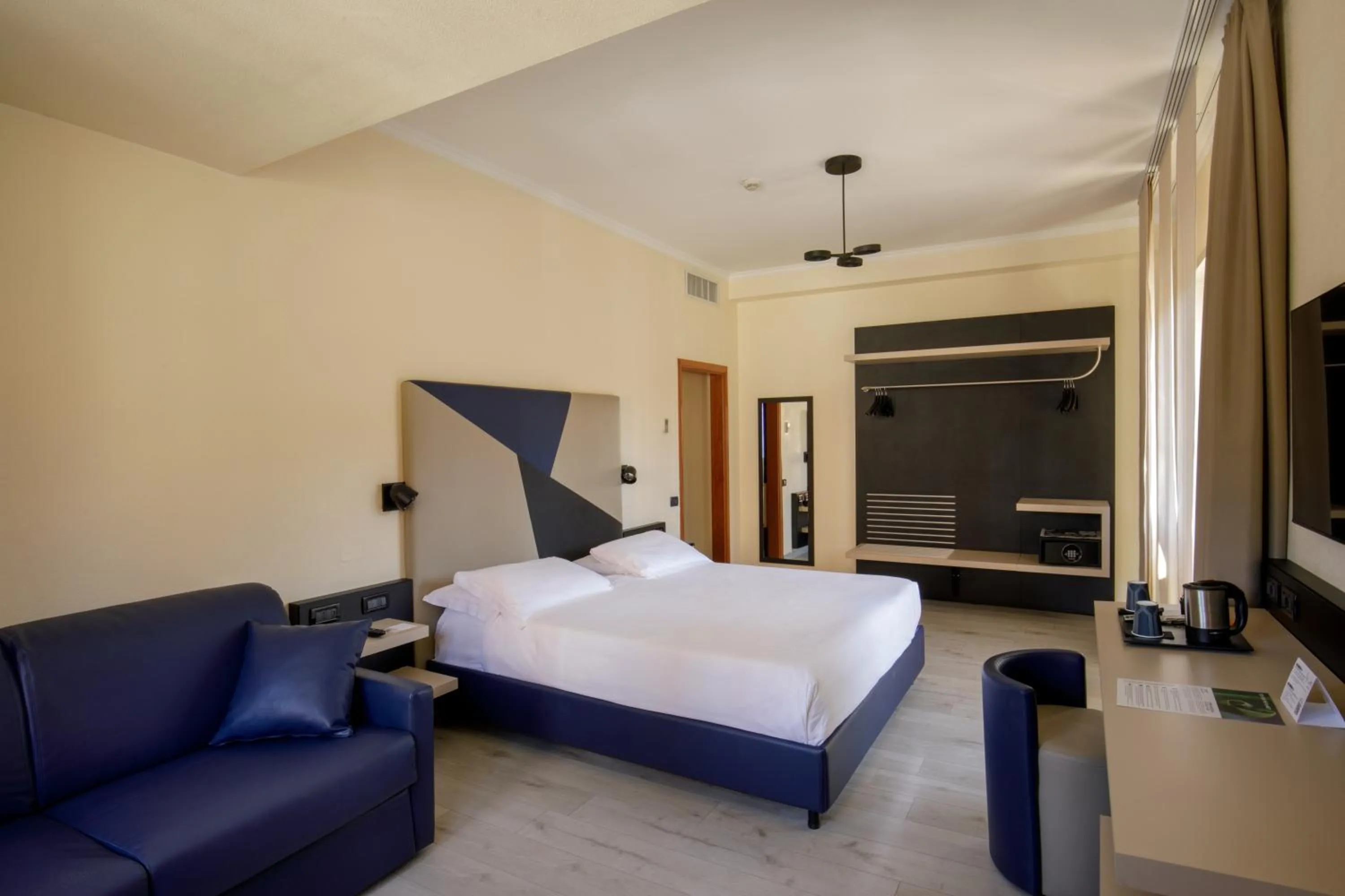 Bed in Best Western Hotel Globus