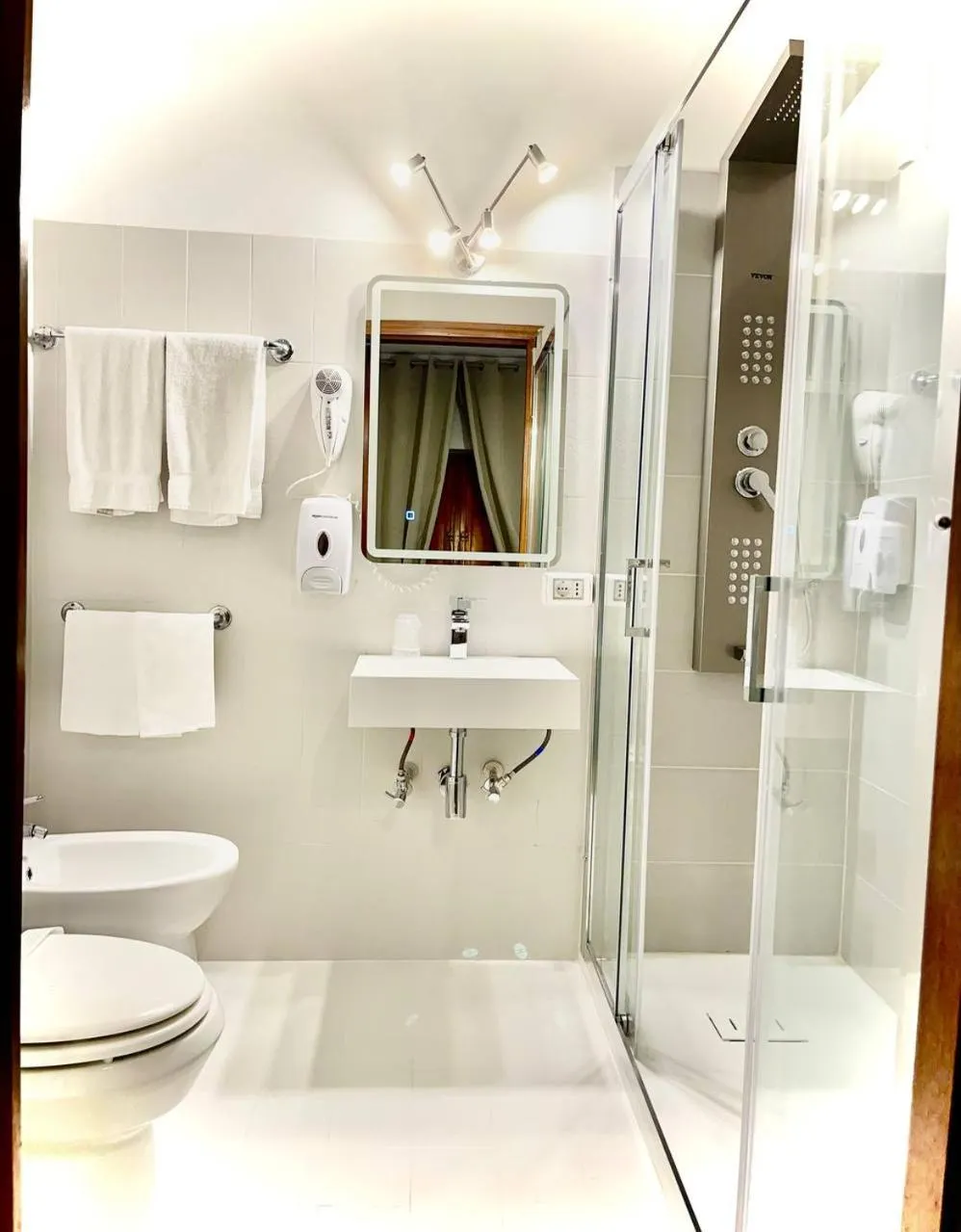 Shower in Hotel S. Ercolano