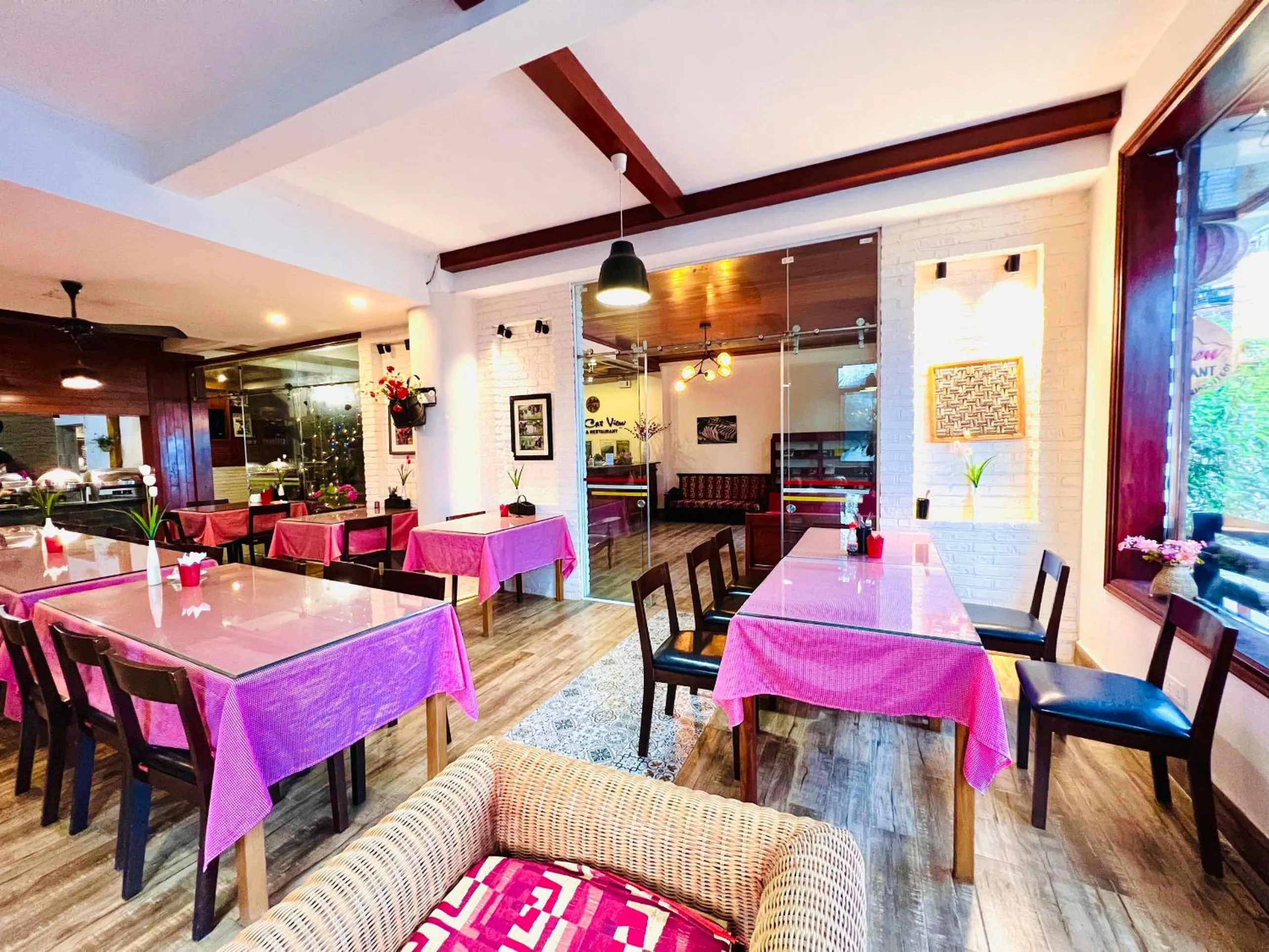 Restaurant/places to eat in Cat Cat View Hotel