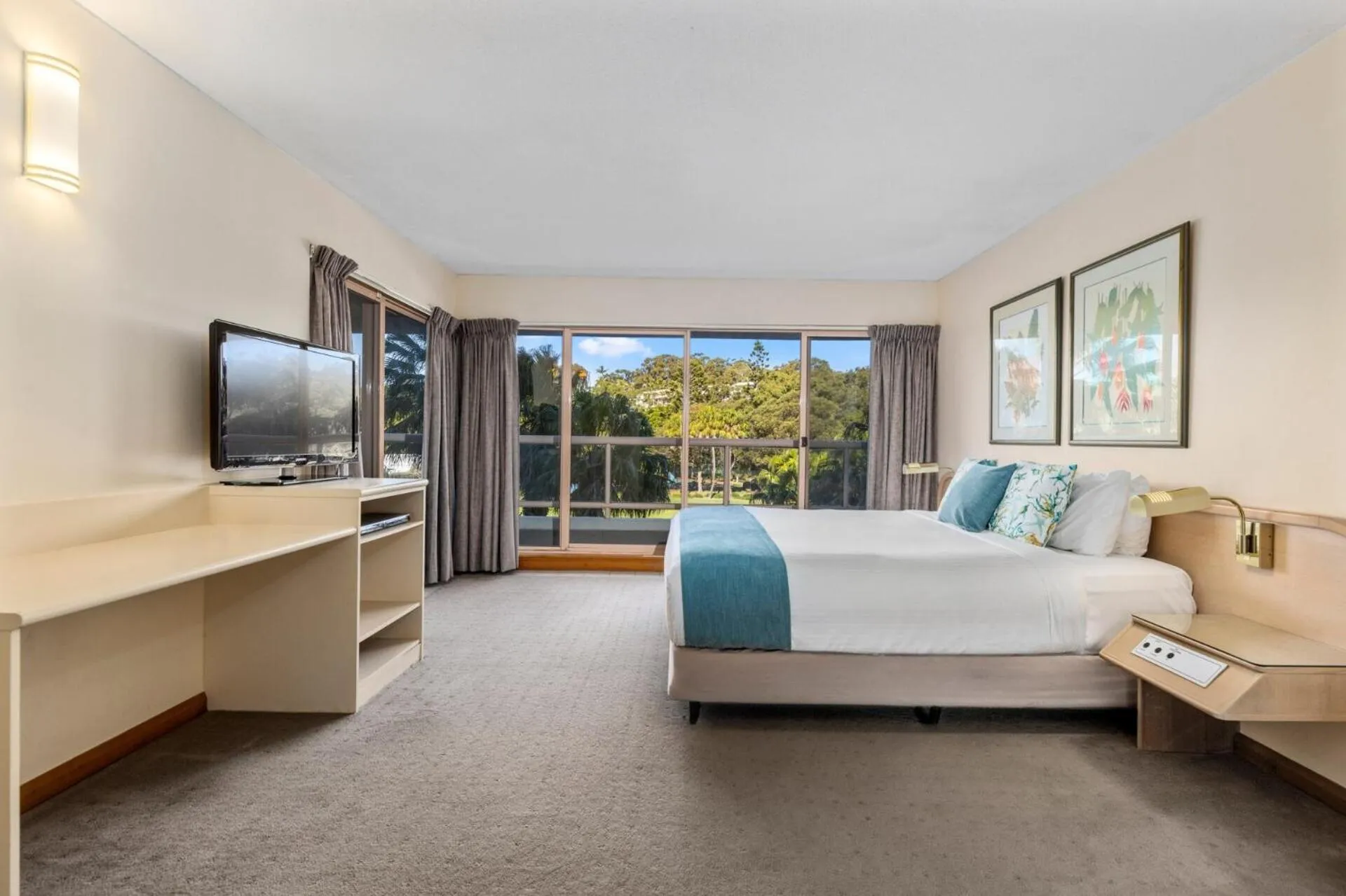 Bed in Charlesworth Bay Beach Resort