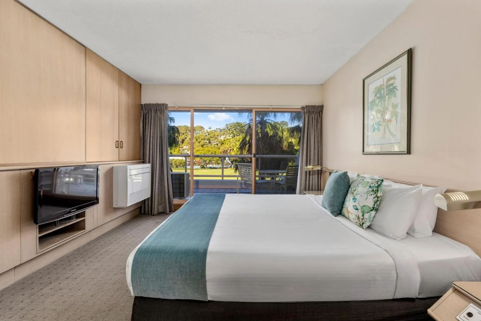 Bed in Charlesworth Bay Beach Resort