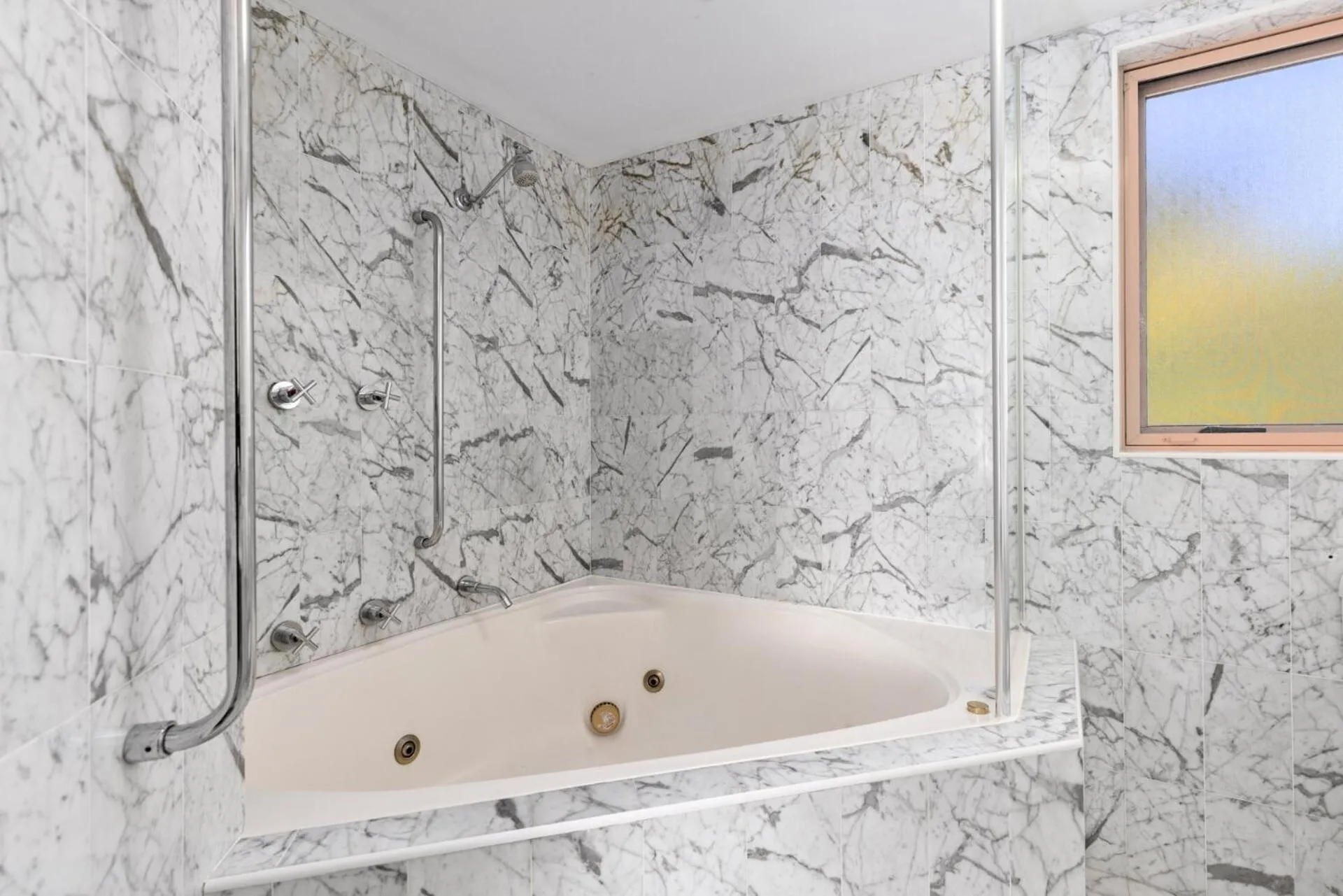 Shower in Charlesworth Bay Beach Resort