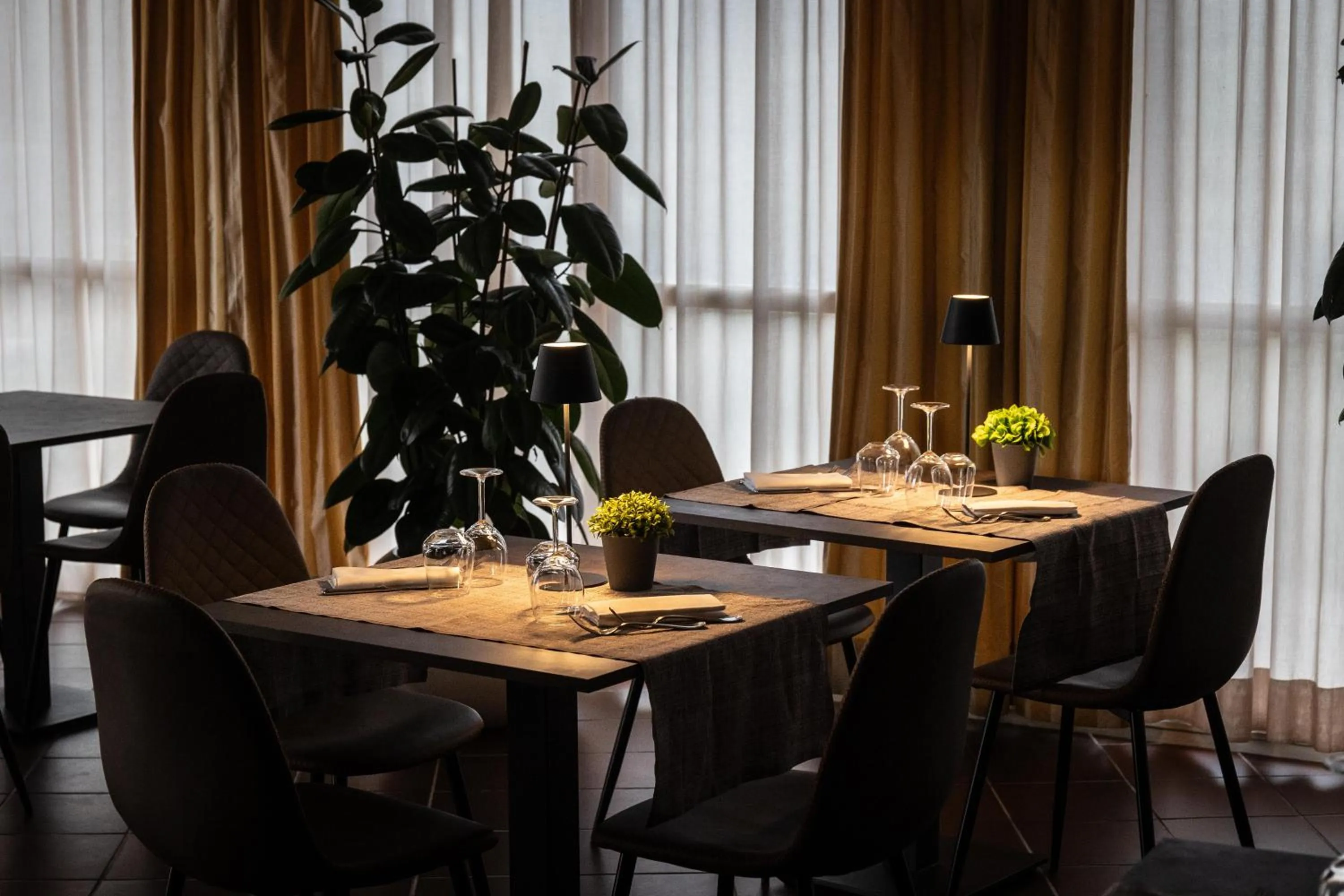 Restaurant/places to eat in Hotel Mirage