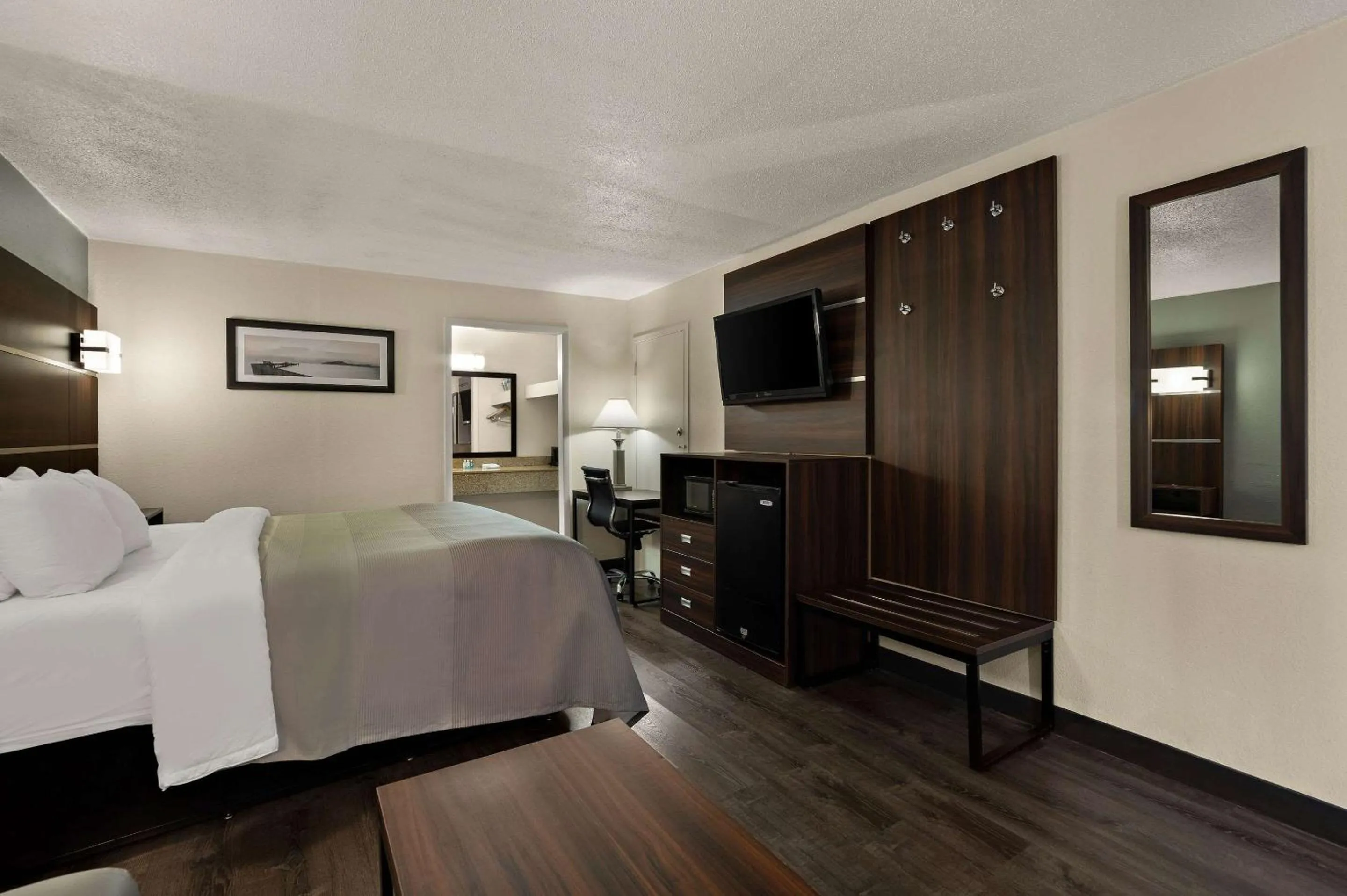 TV and multimedia, Bed in Quality Inn Yemassee