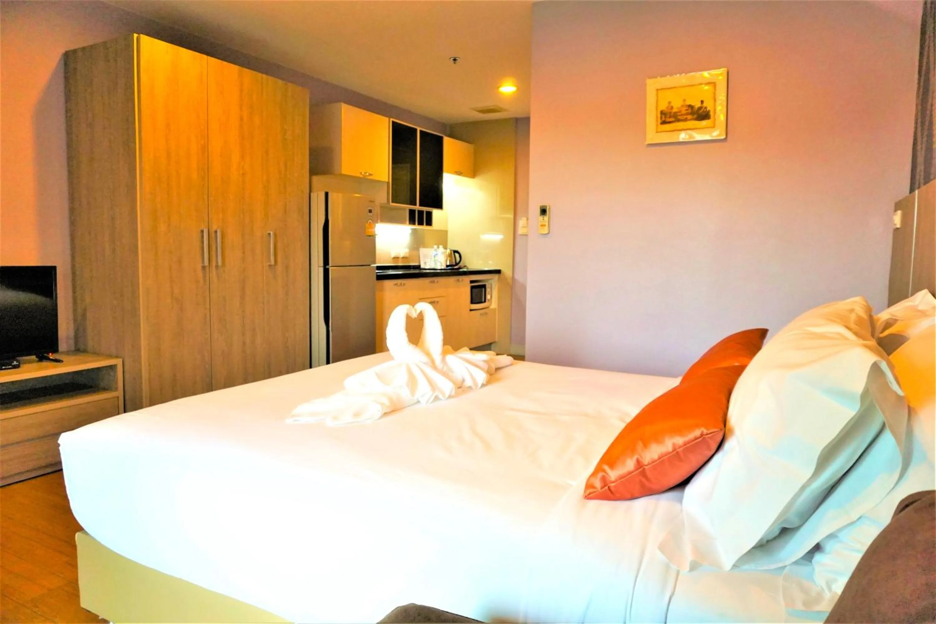 Kitchen or kitchenette, Bed in Nest n Rest Hotel