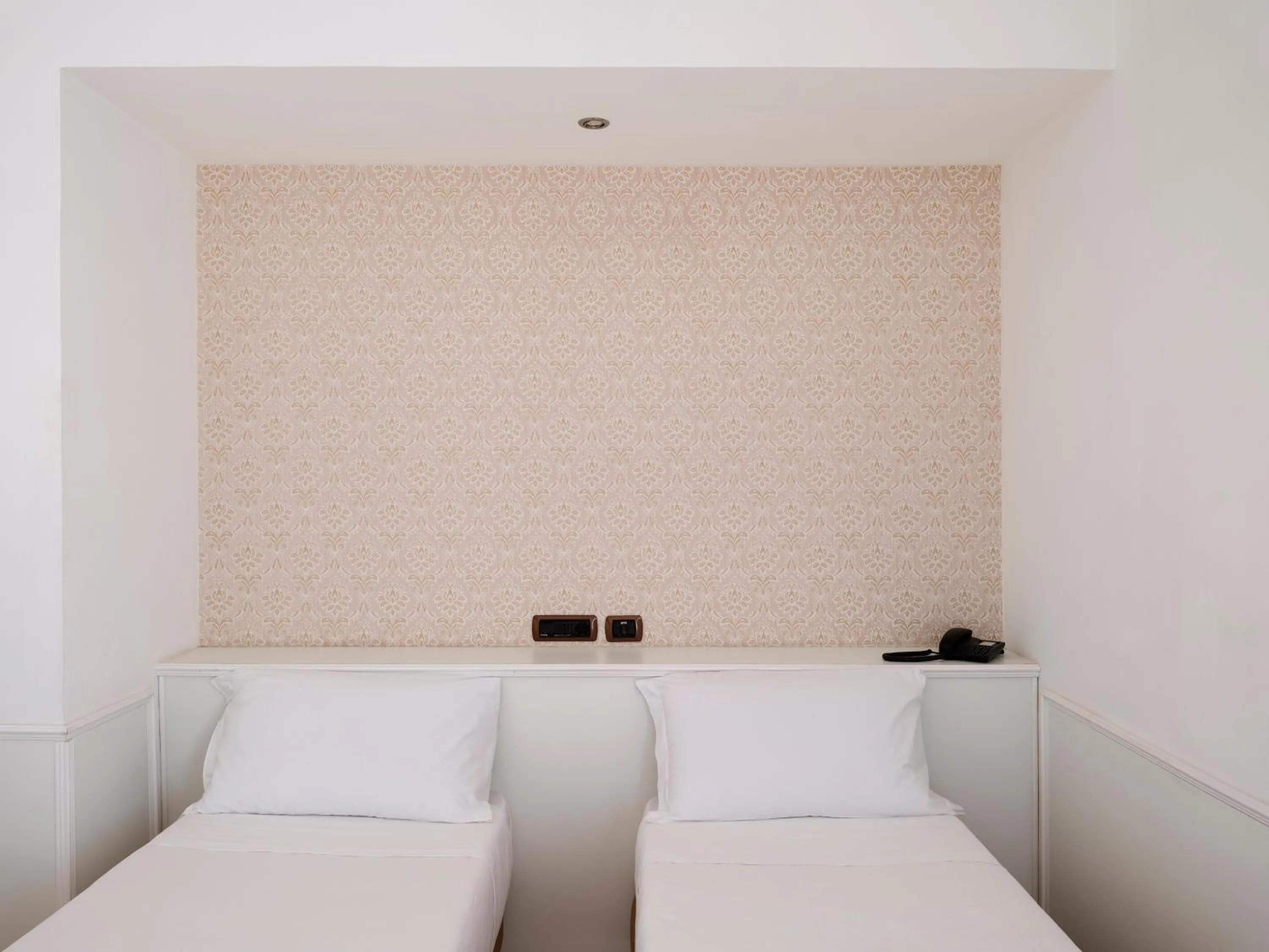 Bedroom, Bed in Grand Hotel Europa & Restaurant