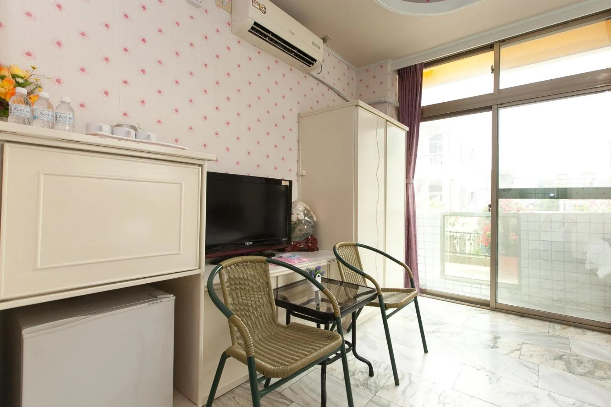 People, TV/Entertainment Center in Tau Tau Chu Hotel