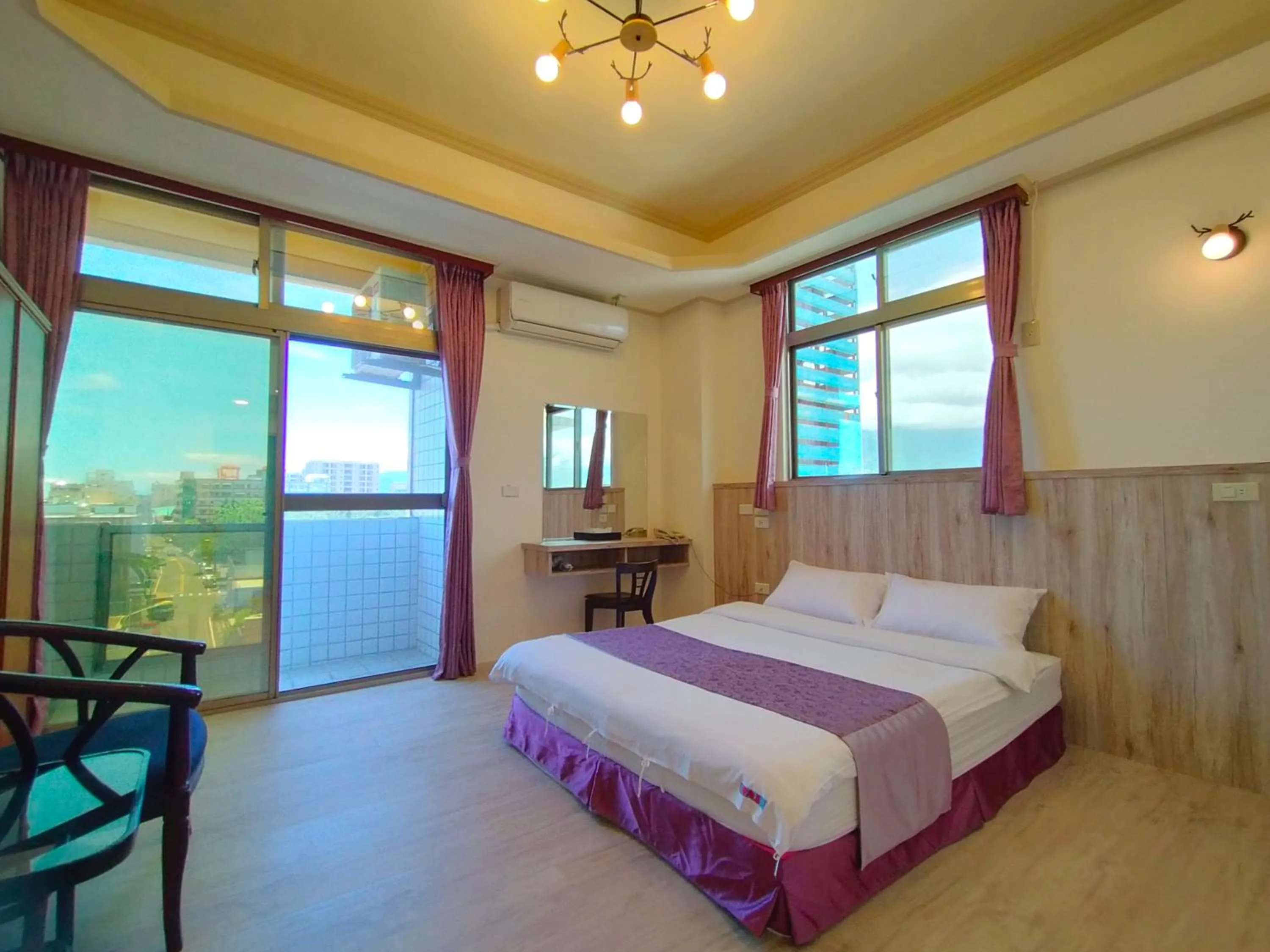 Balcony/Terrace, Bed in Tau Tau Chu Hotel