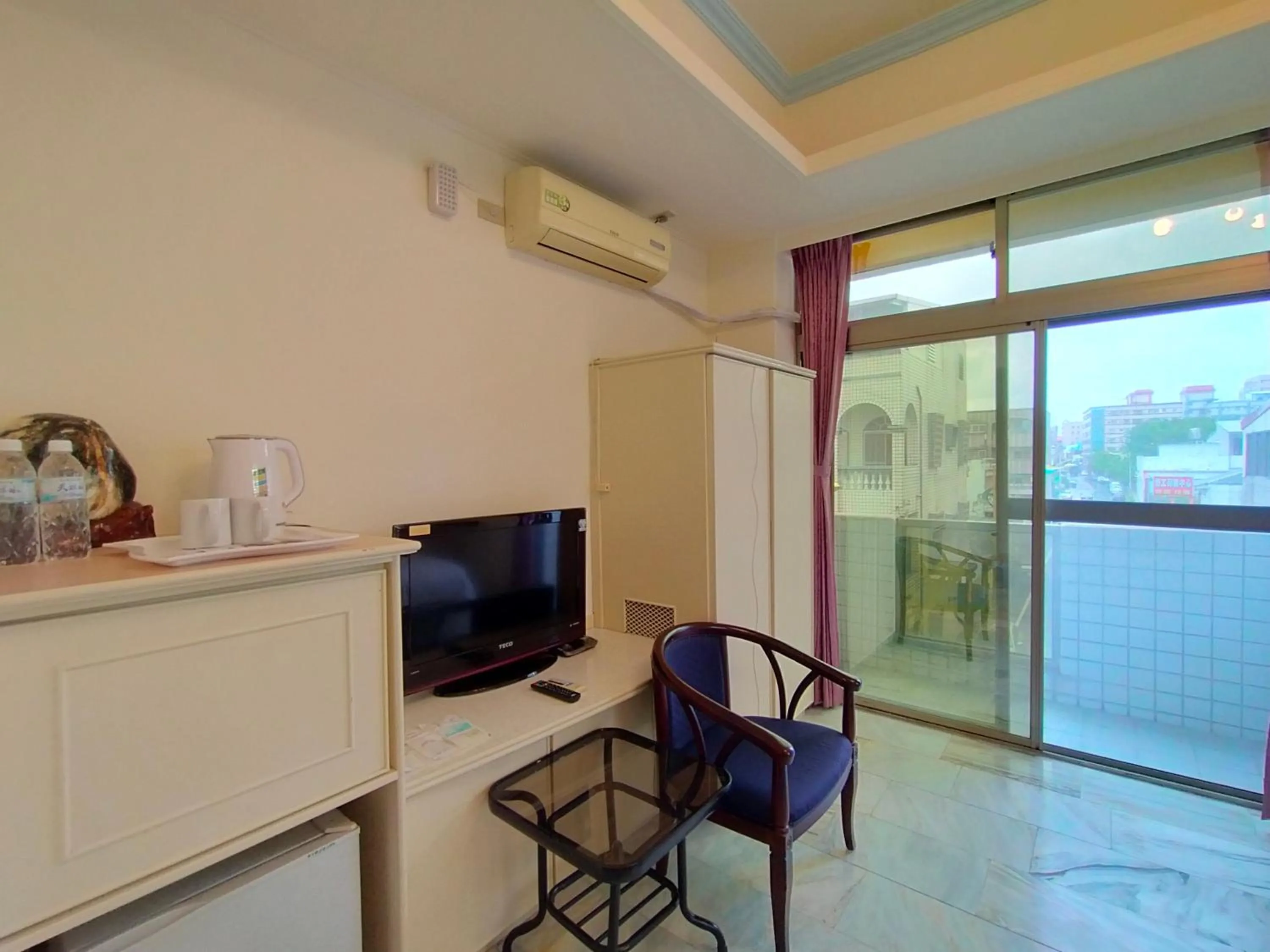 Balcony/Terrace, TV/Entertainment Center in Tau Tau Chu Hotel