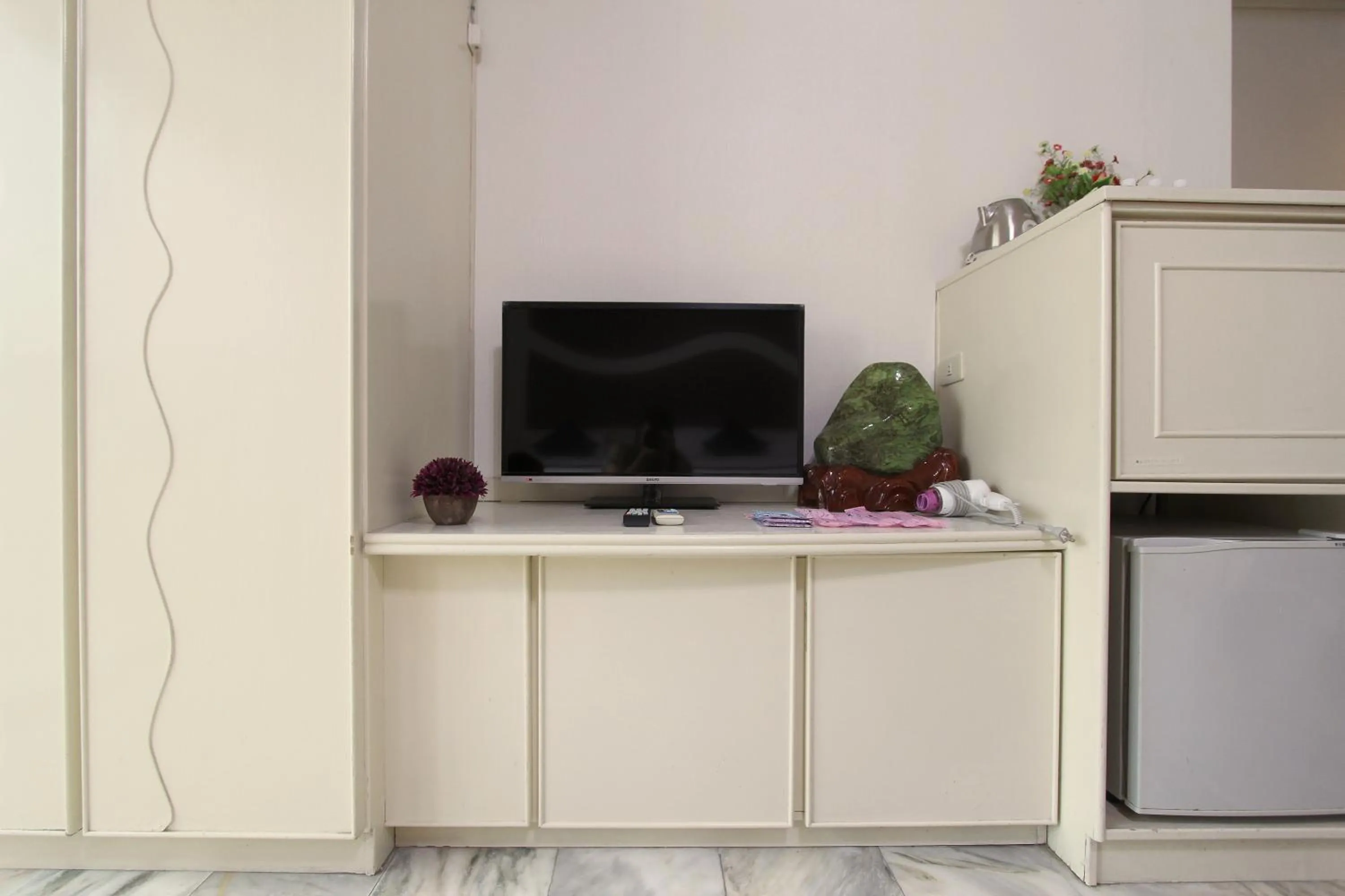 Bedroom, TV/Entertainment Center in Tau Tau Chu Hotel