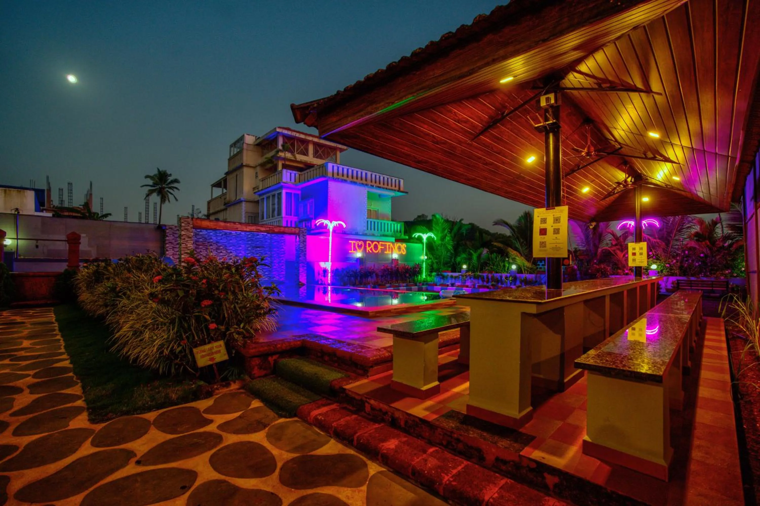 Restaurant/places to eat in Rofinos Cottages