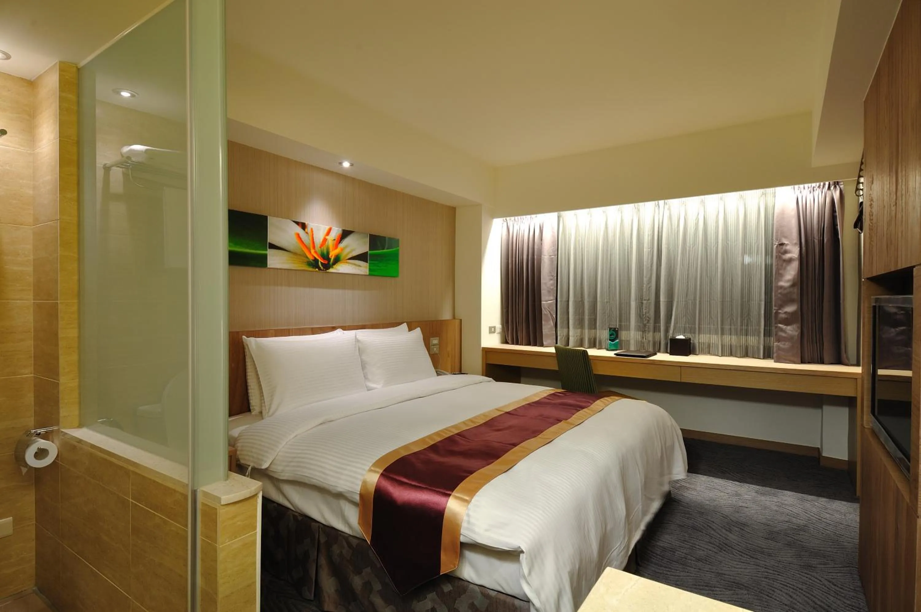 Photo of the whole room, Bed in Hoya Resort Hotel