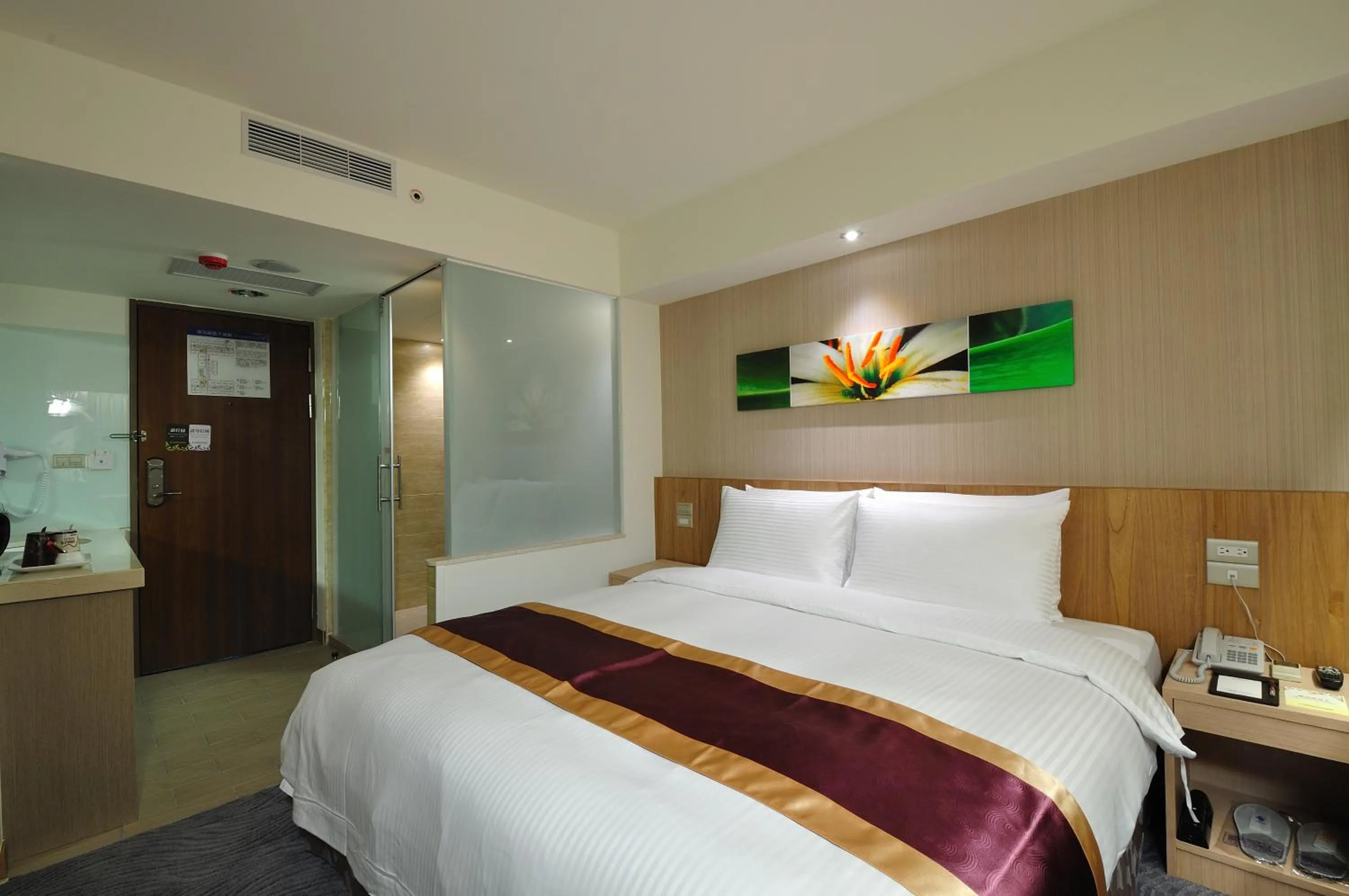 Photo of the whole room, Bed in Hoya Resort Hotel