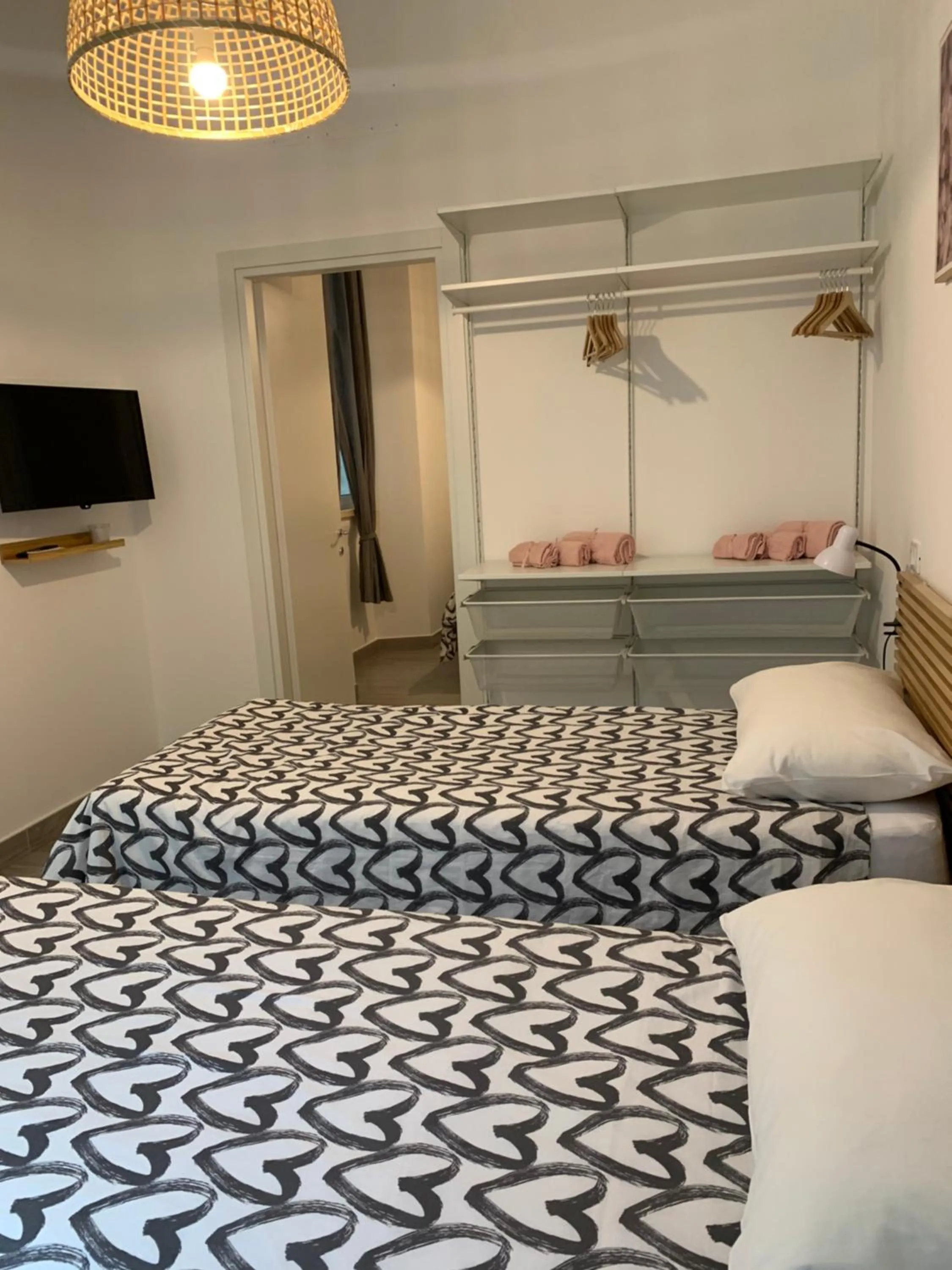 Photo of the whole room, Bed in Tune Homes B&B