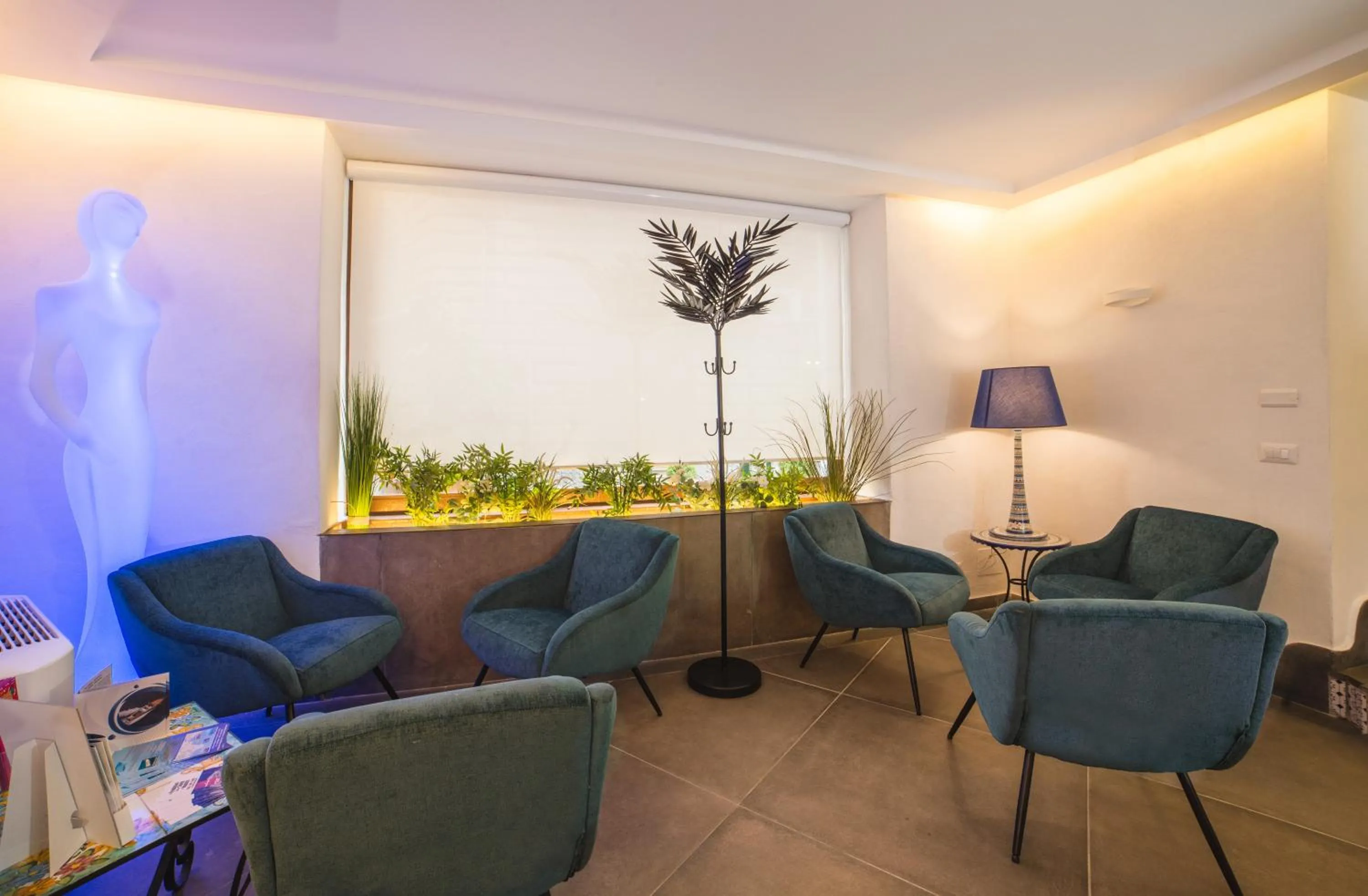 Communal lounge/ TV room in Airone Hotel