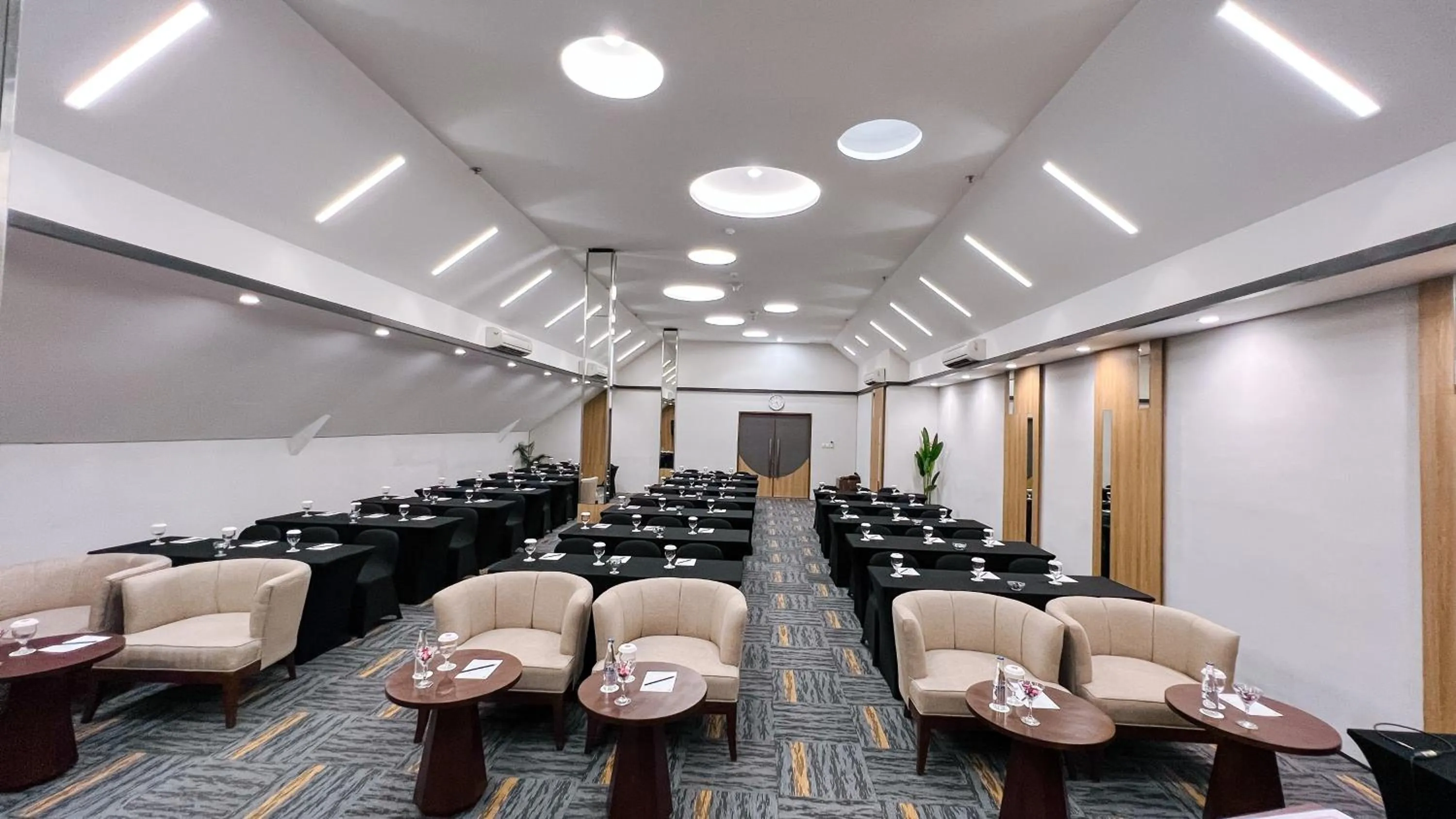 Meeting/conference room in J4 Hotels Legian