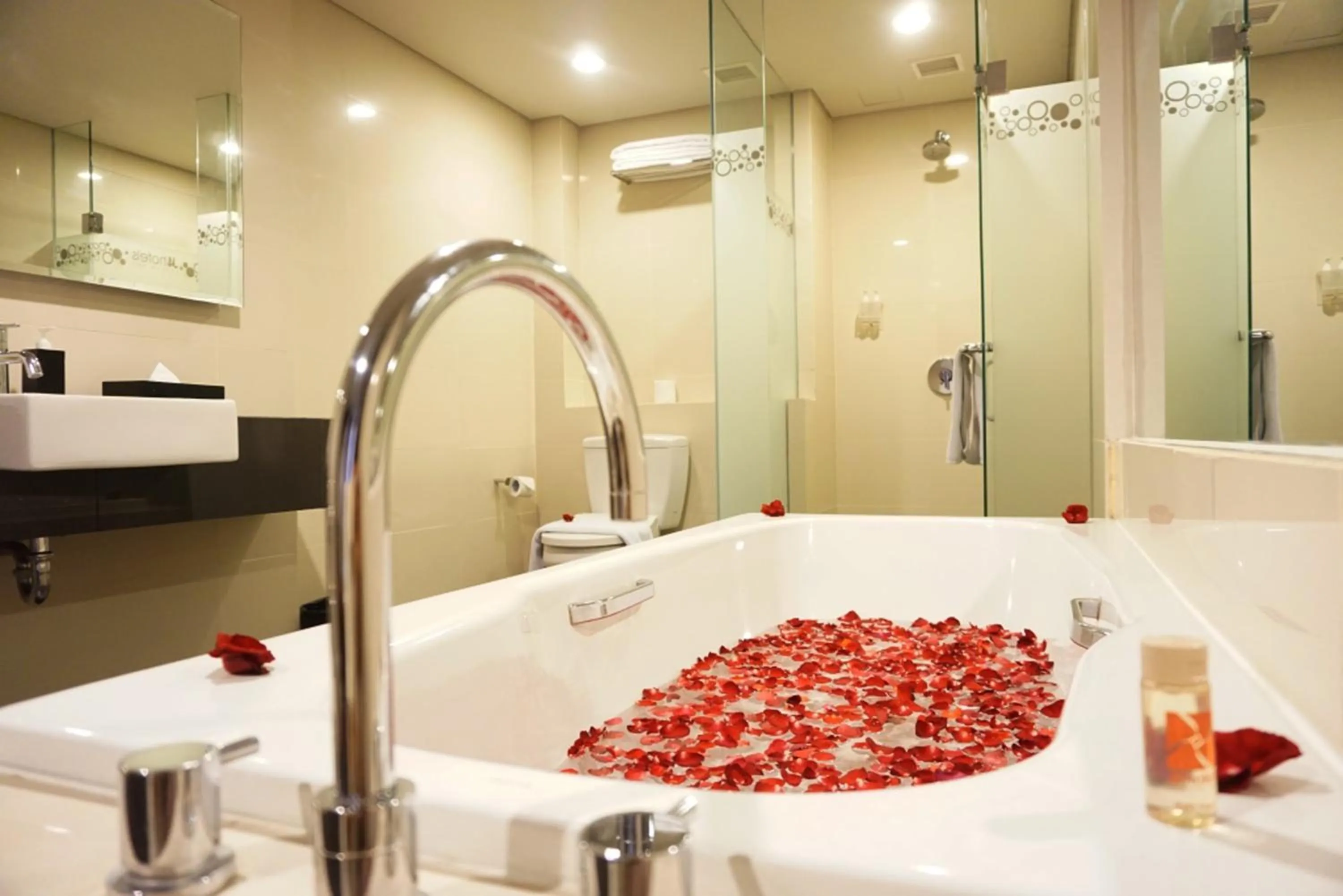 Shower in J4 Hotels Legian