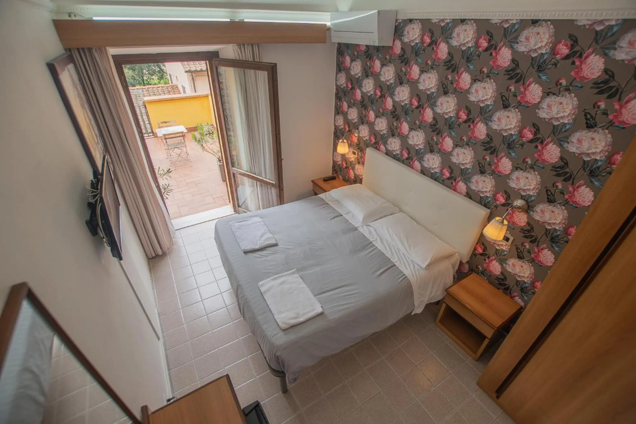 Balcony/Terrace, Bed in Hotel Francesco