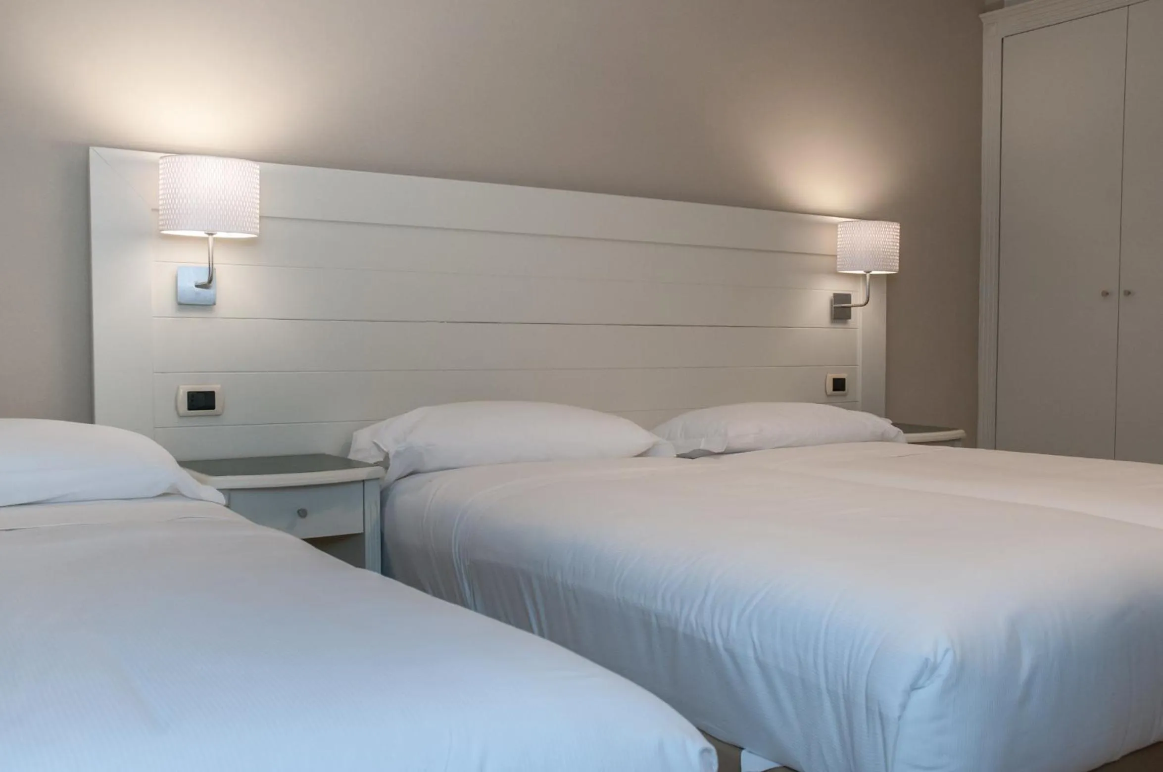 Shower, Bed in Astoria Hotel