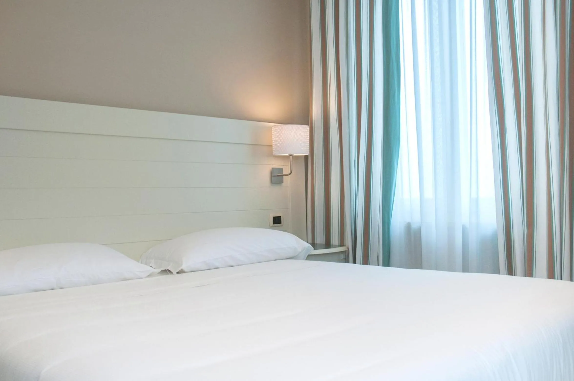 Shower, Bed in Astoria Hotel