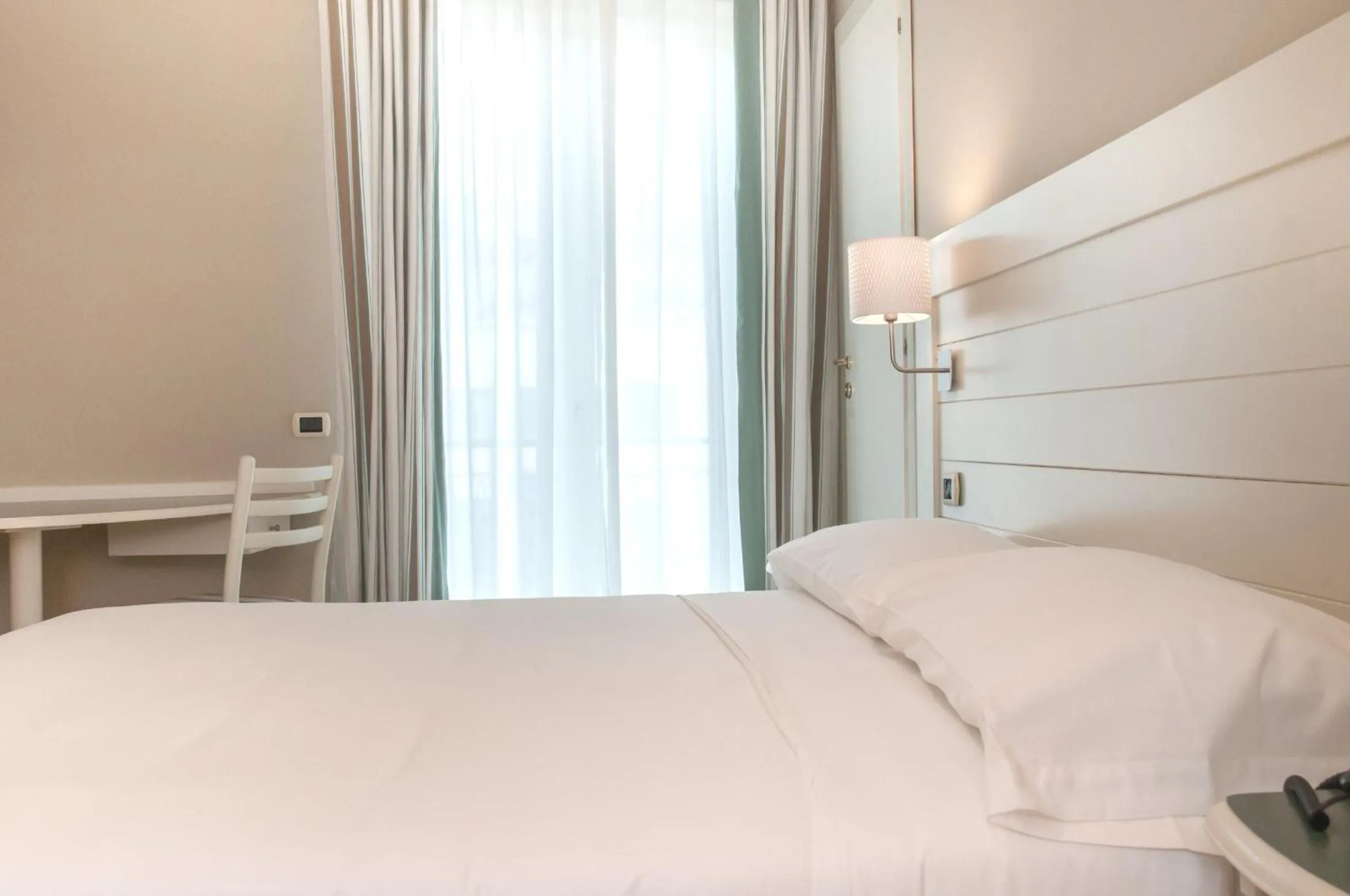 Shower, Bed in Astoria Hotel