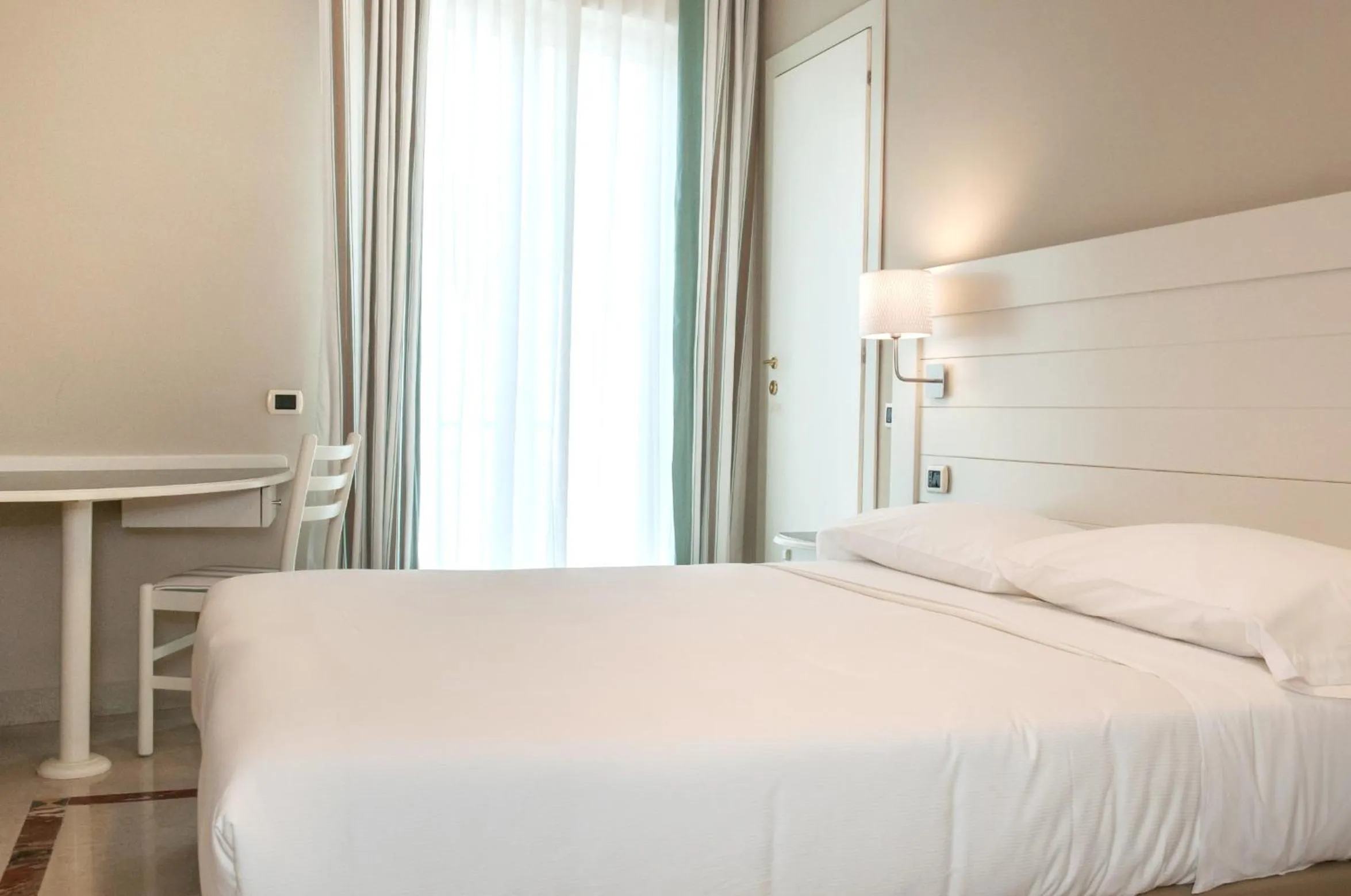 Shower, Bed in Astoria Hotel