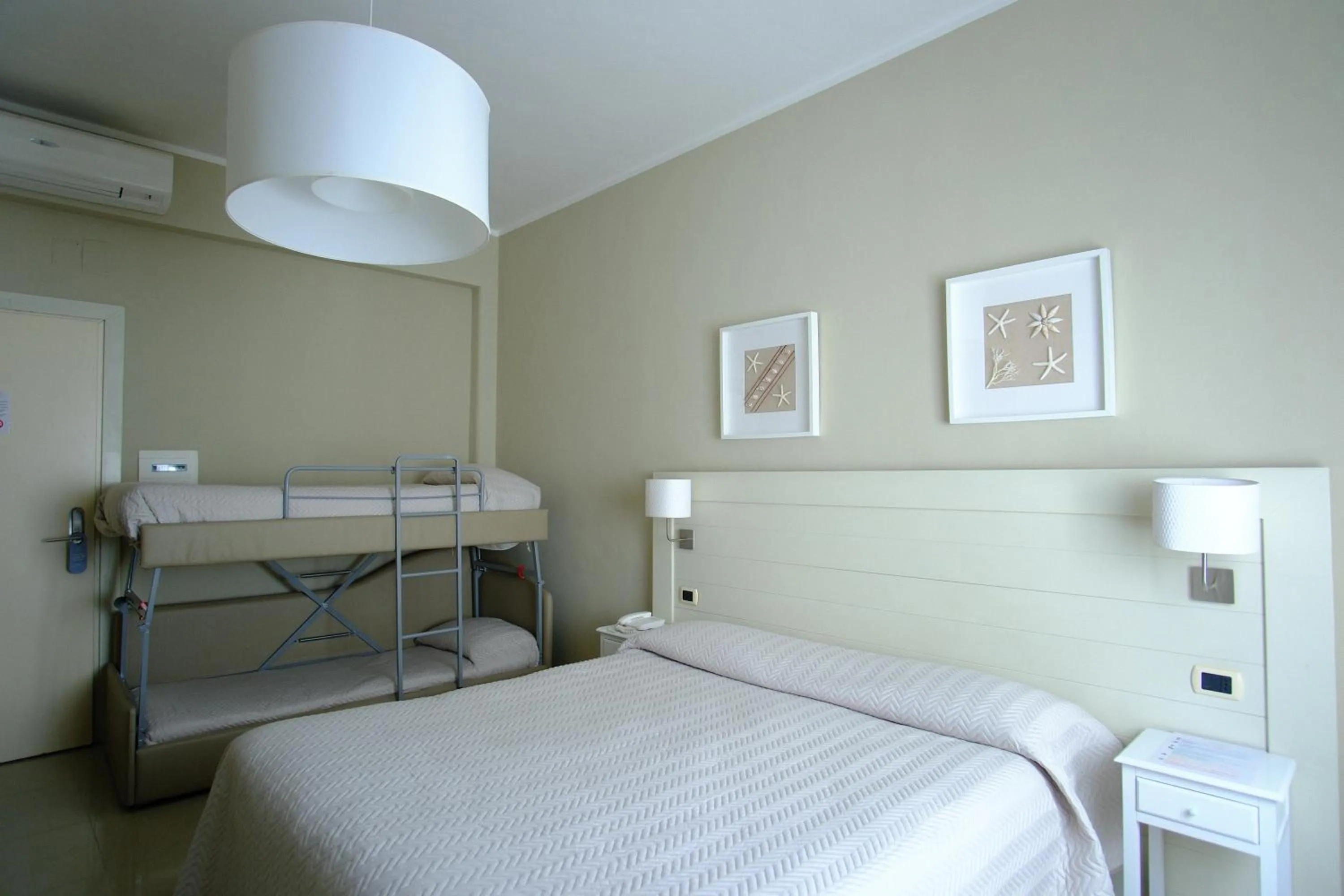 Photo of the whole room, Bed in Astoria Hotel