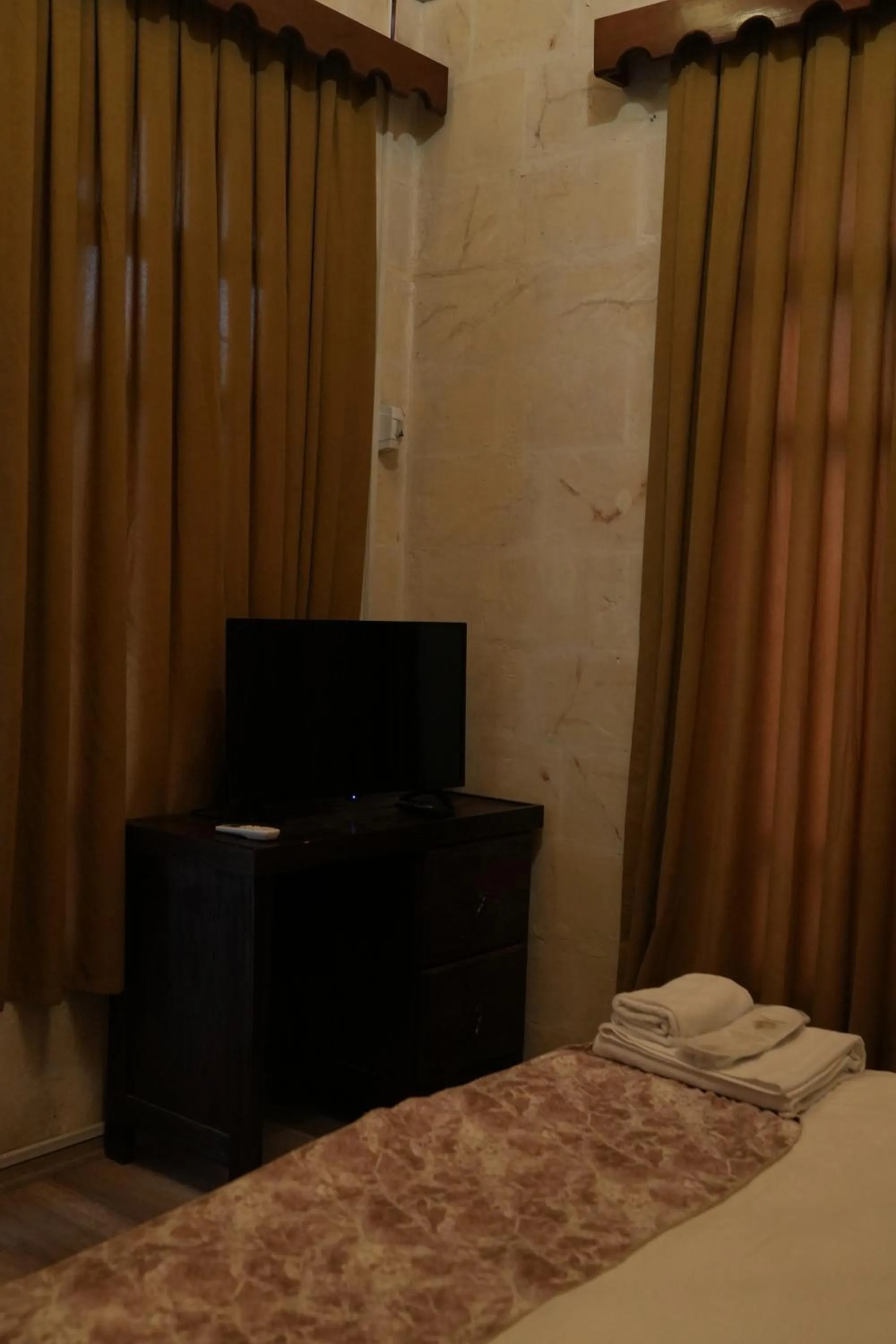 TV and multimedia, Bed in JOSELİN HOTEL