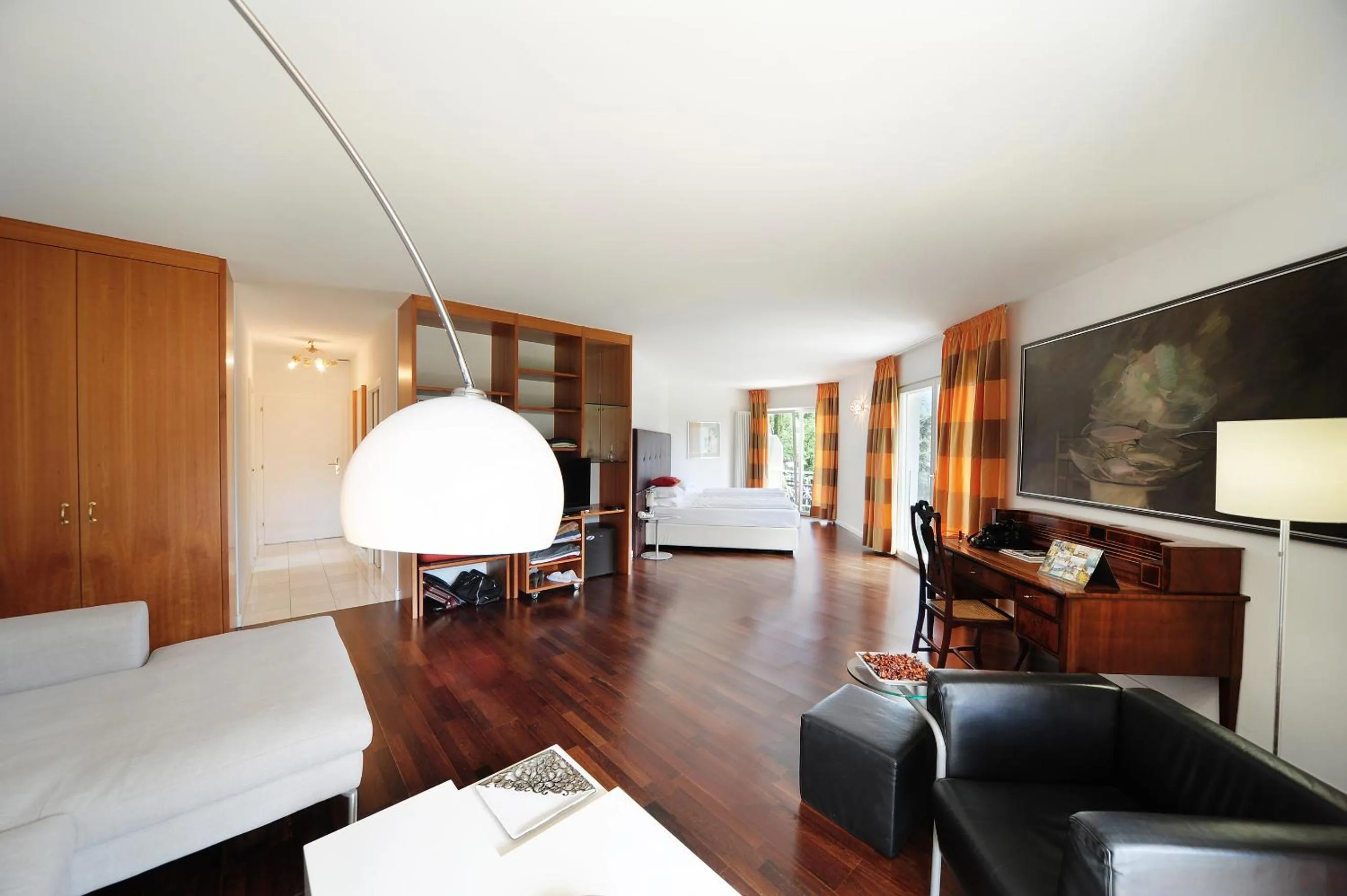 Photo of the whole room, Bed in Villa Tivoli