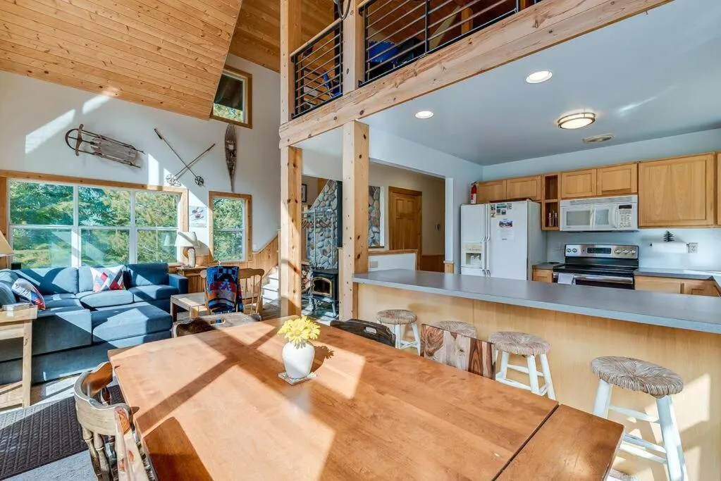 Hot Tub Cool Views: Roaring Creek Cabin