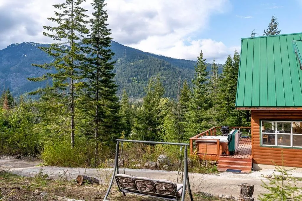 Hot Tub Cool Views: Roaring Creek Cabin