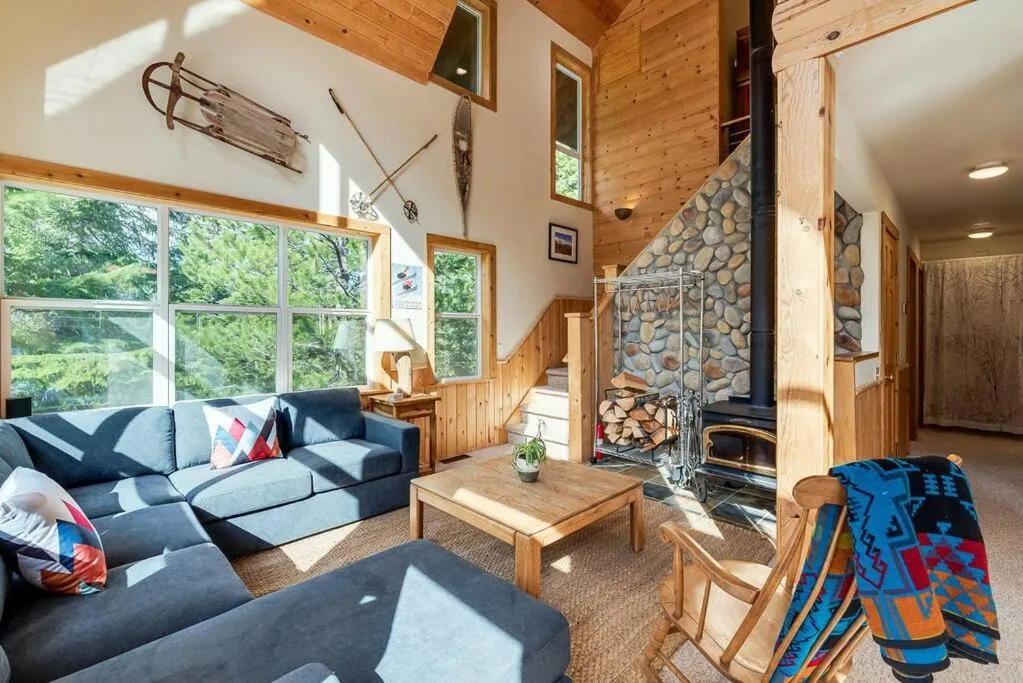 Hot Tub Cool Views: Roaring Creek Cabin