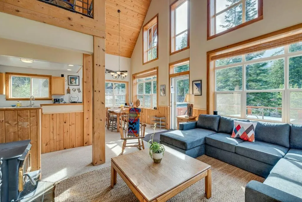 Hot Tub Cool Views: Roaring Creek Cabin