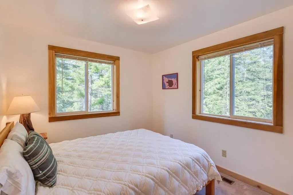 Bed in Hot Tub Cool Views: Roaring Creek Cabin