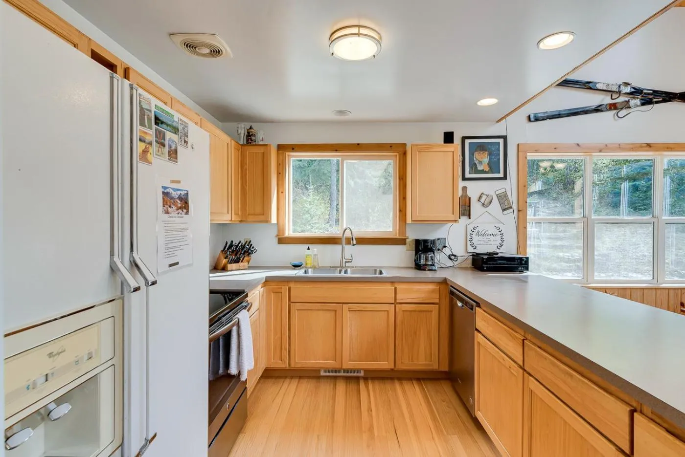 Kitchen or kitchenette in Hot Tub Cool Views: Roaring Creek Cabin
