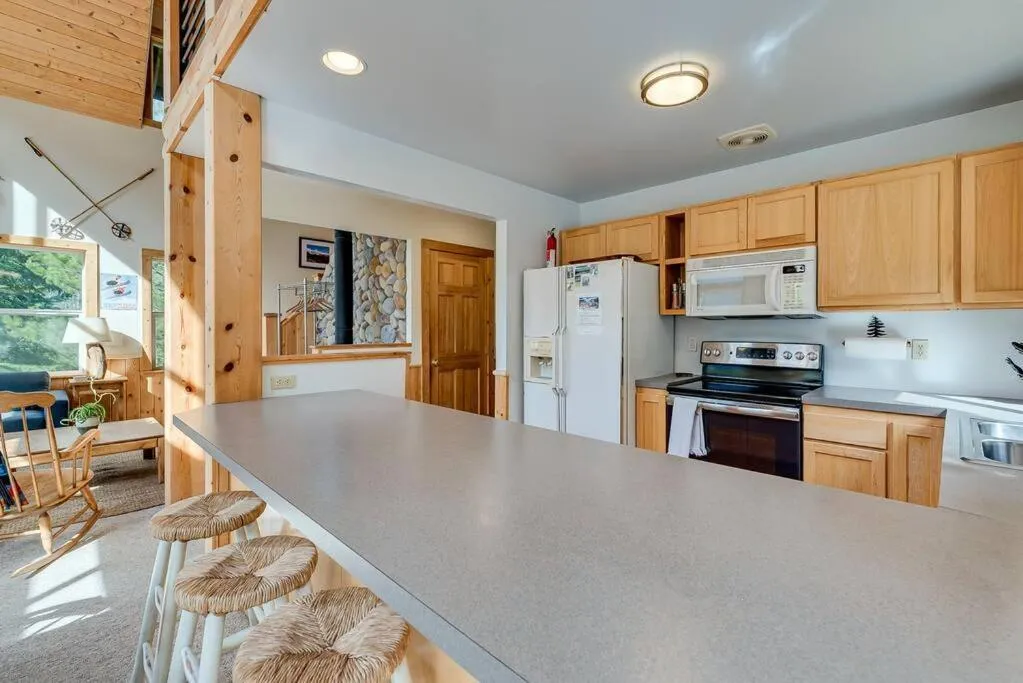 Hot Tub Cool Views: Roaring Creek Cabin