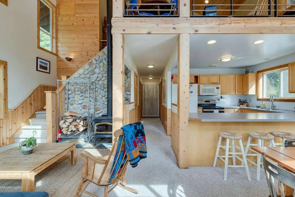 Hot Tub Cool Views: Roaring Creek Cabin