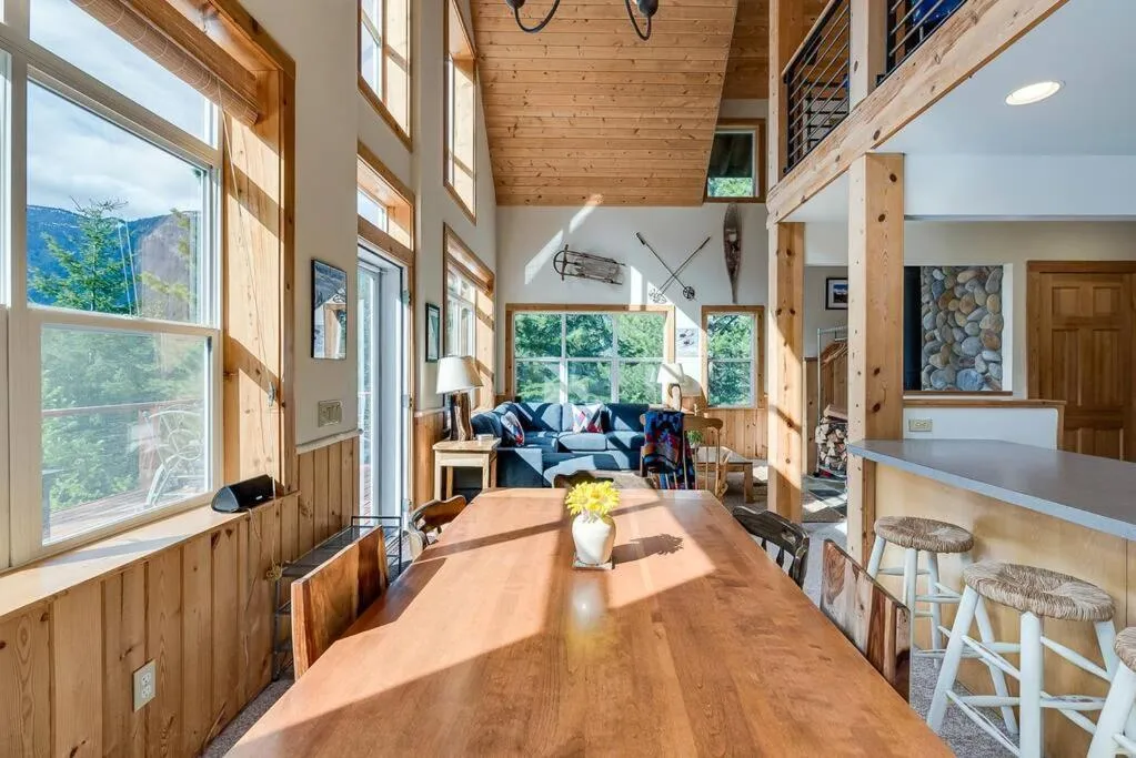 Hot Tub Cool Views: Roaring Creek Cabin